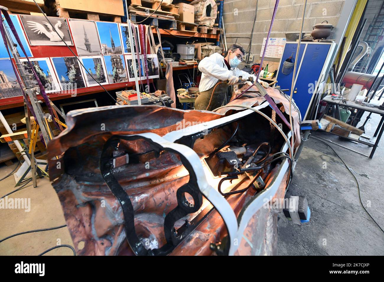 ©PHOTOPQR/LA MONTAGNE/Stéphanie para ; ; 01/02/2021 ; Restauration Statuen apotres autour fleche cathedrale Notre Dame de Paris Suite incendie, patrimoine religieux, Oeuvre Kunst, Olivier Baumgartner ornementiste et chaudronnier, Statue en cuivre, atelier, insolite, Economie, entreprise Socra, Perigueux, le 01/02/2021, Foto stephanie para - Restaurierung der Apostel der Kathedrale Notre Dame de Paris nach dem Feuer Frankreich, Perigueux 1. Februar 2021 Stockfoto