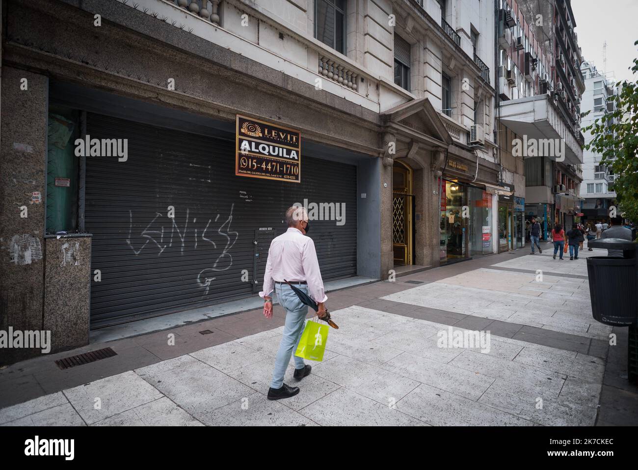 ©Alejo Manuel Avila/ Le Pictorium/MAXPPP - Alejo Manuel Avila/ Le Pictorium - 03/02/2021 - Argentinien / Buenos Aires - Dans les rues principales, il y a des locaux vides et fermes. La crise graviee par la pandemie de coronavirus et la faible circulation des personnes dans les rues a laisse de nombreux locaux vides et fermes / 03/02/2021 - Argentinien / Buenos Aires - in den Hauptstraßen gibt es leere und geschlossene Räumlichkeiten. Die durch die Coronavirus-Pandemie verschärfte Krise und die geringe Verbreitung von Menschen auf den Straßen ließen viele geschlossene und leere Räumlichkeiten zurück Stockfoto