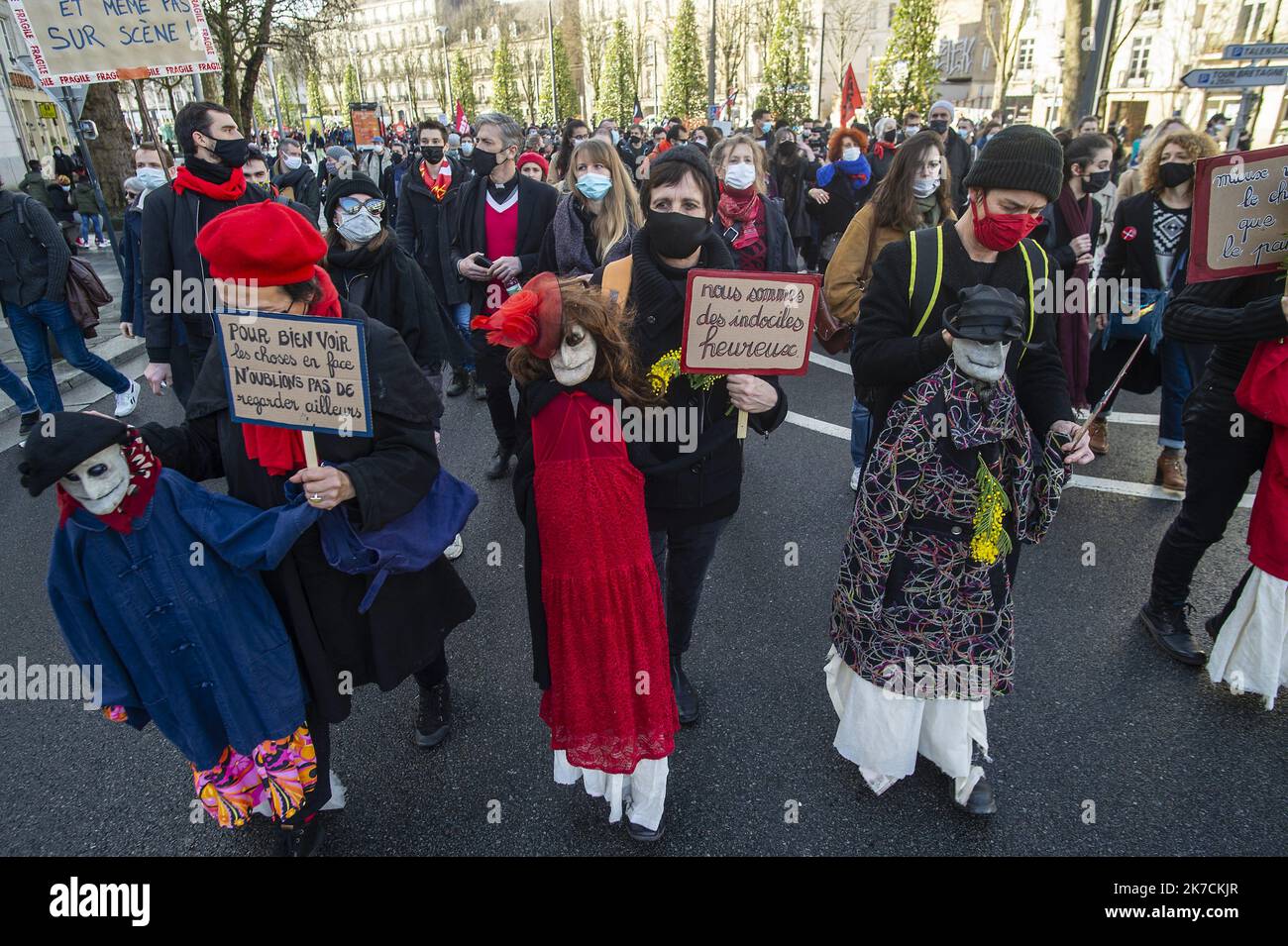 ©PHOTOPQR/PRESSE OCEAN/Olivier Lanrivain ; Nantes ; 04/02/2021 ; Manifestation. Les acteurs culturels nantais défilent ce jeudi 4 février, avec l'intersyndicale, pour sauver leurs emplois et le monde du spectacle dans les rues de Nantes. Foto Olivier Lanrivain Menschen marschieren während einer Demonstration, bei der Beschäftigte der Unterhaltungsbranche während einer Demonstration am 4. Februar 2021 in Nantes zusammenkommen Stockfoto