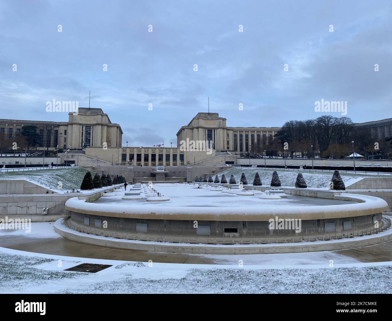 â©Xavier Demagny/Radio France/Maxppp - Xavier Demagny / Radio France / Maxppp, Paris 10/02/2021 UN Ã©pisode MÃ©tÃ©o a entraÃ®nÃ© des chutes de neige dans la nuit de mardi 9 Ã mercredi 10 FÃ©vrier 2021. Une file pellicule blanche a recouvert la capitale entrainant, au rÃ©Veil des Parisiens et des Franciliens, quelques difficultÃ©s de dÃ©placements. Il n'a pas empÃªchÃ© certains cyclistes de se lancer Ã VÃ©lo sur les pistes enneigÃ©es ou verglacÃ©es. Neige, Paris, MÃ©tÃ©o, . Am 10. 2021. februar traf die Schneewelle in Frankreich ein Stockfoto