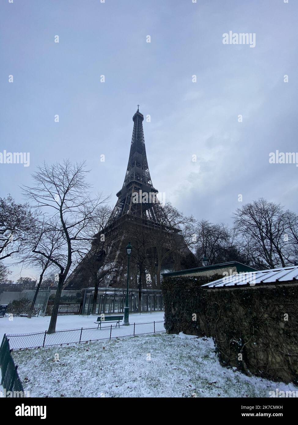 â©Xavier Demagny/Radio France/Maxppp - Xavier Demagny / Radio France / Maxppp, Paris 10/02/2021 UN Ã©pisode MÃ©tÃ©o a entraÃ®nÃ© des chutes de neige dans la nuit de mardi 9 Ã mercredi 10 FÃ©vrier 2021. Une file pellicule blanche a recouvert la capitale entrainant, au rÃ©Veil des Parisiens et des Franciliens, quelques difficultÃ©s de dÃ©placements. Il n'a pas empÃªchÃ© certains cyclistes de se lancer Ã VÃ©lo sur les pistes enneigÃ©es ou verglacÃ©es. Neige, Paris, MÃ©tÃ©o, Tour Eiffel, dÃ©Platzierungen, Transporte. Am 10. 2021. februar traf die Schneewelle in Frankreich ein Stockfoto