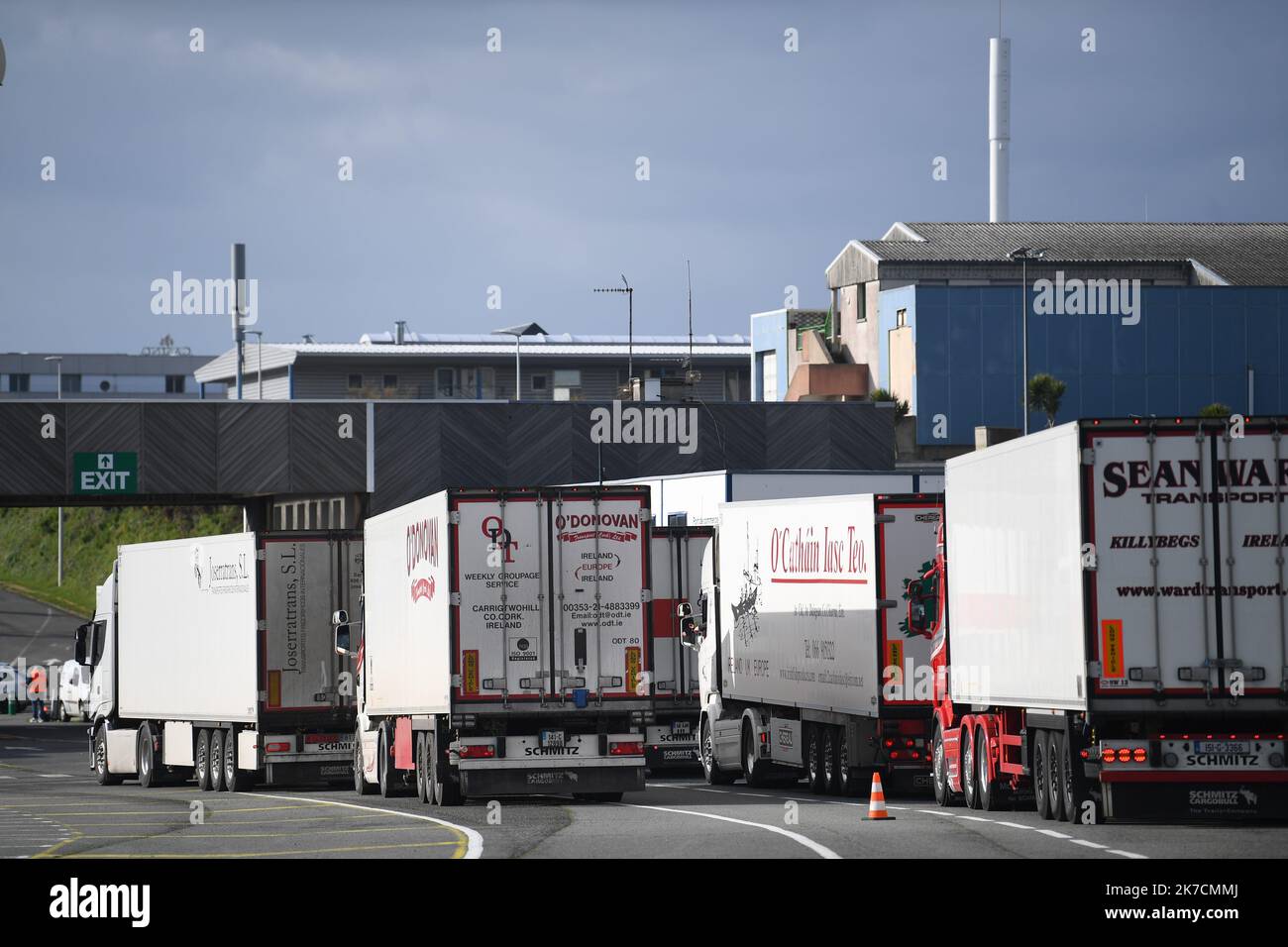 ©PHOTOPQR/LE TELEGRAM/NICOLAS CREACH ; ; 10/02/2021 ; FOTO NICOLAS CREACH / LE TELEGRAMM. Roscoff ( 29 ) Britany Ferries LE 10022021 Premières Rotations ' Fret ' de la Brittany Ferries depuis l'Irlande - Roscoff, Frankreich, 10. 2021. februar - Lastkraftwagen aus Irland, die mit bretonischen Fähren transportiert werden Stockfoto