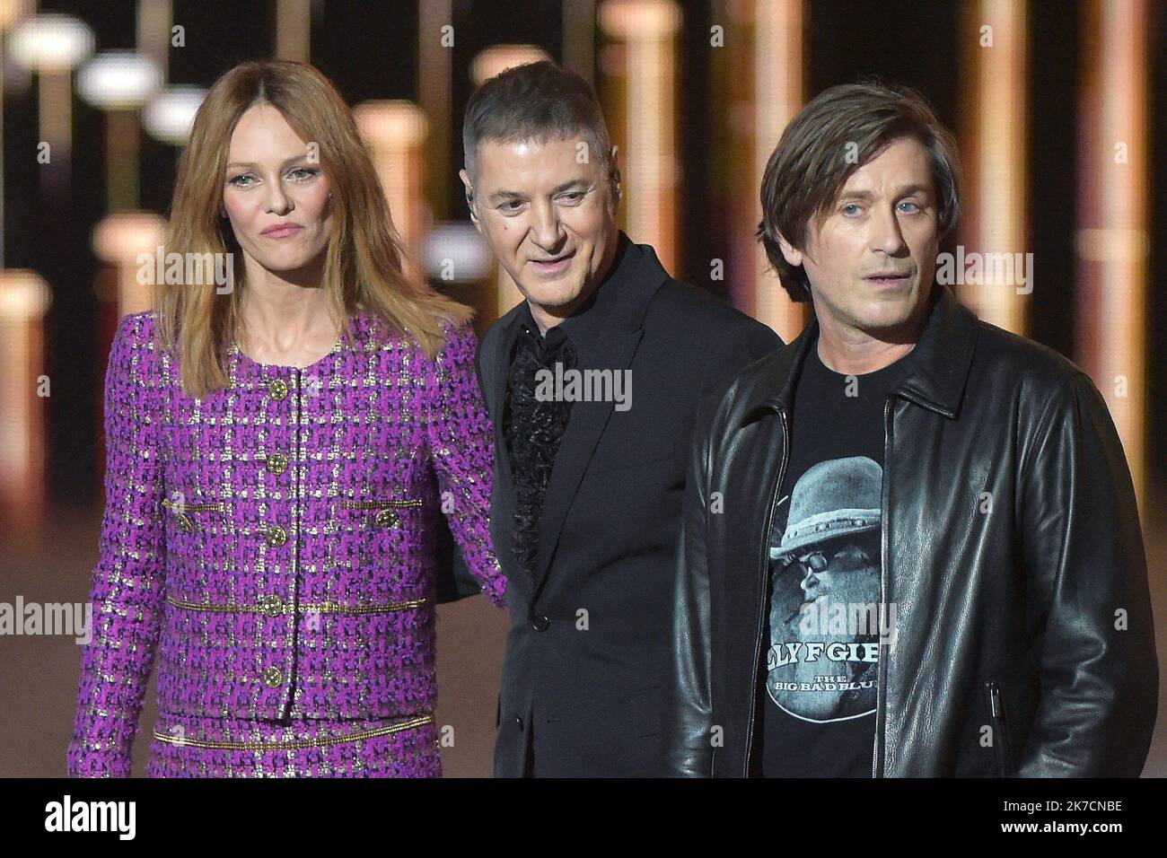 ©FRANCK CASTEL/MAXPPP - 36e Ausgabe des VICTOIRES DE LA MUSIQUE. Pour sa 36eme Edition, la ceremonie des Victoires de la musique se tiendra a la seine Musicale de Boulogne Billancourt, sans public. BOULOGNE BILLANCOURT, FRANKREICH FEBRUAR 12 FEBRUAR 2021. Vanessa Paradis; Etienne Daho; Thomas Dutronc bei den 36. Victoires de la Musique, die am 12. Februar 2021 in frankreich in der La seine Musicale in Bolougne Billancourt abgehalten wurden Stockfoto