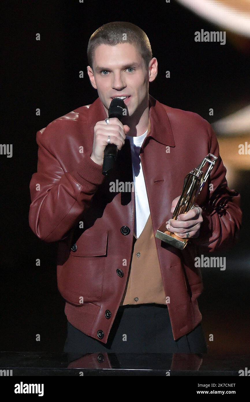 ©FRANCK CASTEL/MAXPPP - 36e Ausgabe des VICTOIRES DE LA MUSIQUE. Pour sa 36eme Edition, la ceremonie des Victoires de la musique se tiendra a la seine Musicale de Boulogne Billancourt, sans public. BOULOGNE BILLANCOURT, FRANKREICH FEBRUAR 12 FEBRUAR 2021. Herve bei den 36. Victoires de la Musique, die am 12. Februar 2021 in der La seine Musicale in Bolougne Billancourt abgehalten wurden Stockfoto