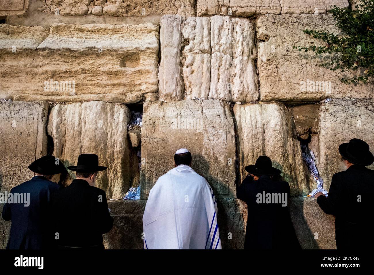 ©Michael Bunel / Le Pictorium/MAXPPP - Michael Bunel / Le Pictorium - 08/05/2018 - Israel / Jerusalem / Jerusalem - des hommes de confession juive prient, a la tombee de la nuit, au Mur des Lamentations. 08 Mai 2018. Jerusalem. Israel. / 08/05/2018 - Israel / Jerusalem / Jerusalem - Männer jüdischen Glaubens beten bei Einbruch der Dunkelheit an der Klagemauer. 8.Mai 2018. Jerusalem. Israel. Stockfoto