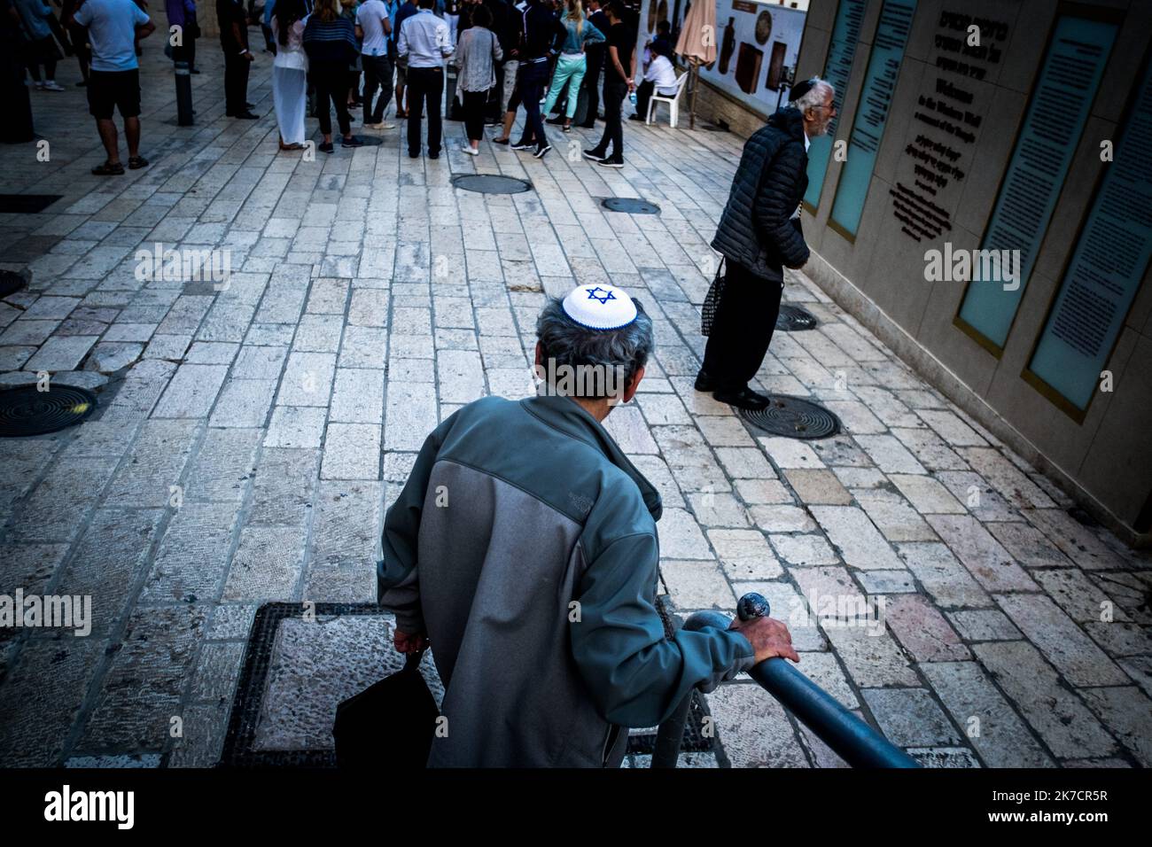 ©Michael Bunel / Le Pictorium/MAXPPP - Michael Bunel / Le Pictorium - 09/05/2018 - Israel / Jerusalem / Jerusalem - UN homme age, une kippa sur la tete imprime de l'etoile de David, descend vers le mur des Lamentations. 09 Mai 2018. Jerusalem. Israel. / 09/05/2018 - Israel / Jerusalem / Jerusalem - ein älterer Mann mit einer Yarmulke auf dem Kopf, die mit dem Davidstern bedruckt ist, steigt zur Klagemauer herab. 9.Mai 2018. Jerusalem. Israel. Stockfoto