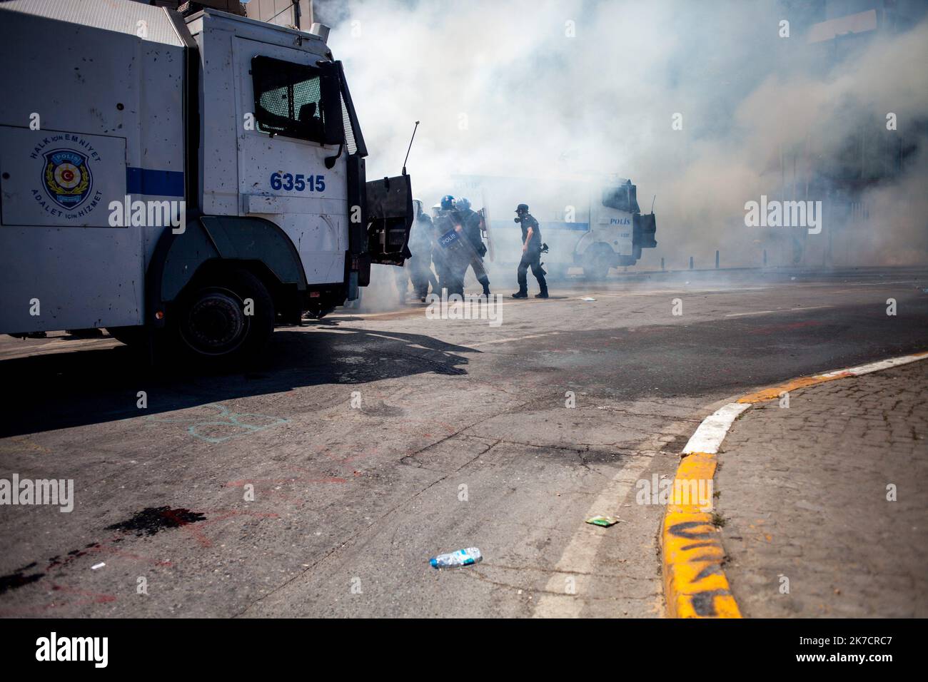 ©Michael Bunel / Le Pictorium/MAXPPP - Michael Bunel / Le Pictorium - 11/06/2013 - Turquie / Istanbul - Les forces anti-emeutes pry dans la fumee de gaz lacrylogene font marche arriere et vont se proteger derriere les camions a Eau. UN mouvement national de protestation a surgit Suite a la violente repression de protestataires ecologiques qui s'opposaient a la Destruction du Parc de Gezi. Le matin meme, la place est pry d'Assault par les forces de l'ordre et de violents affrontements eclateront jusqu'au soir. 11 juin 2013. Istanbul. Turquie. / 11/06/2013 - Türkei / Istanbul - der Anti-Aufruhr Stockfoto