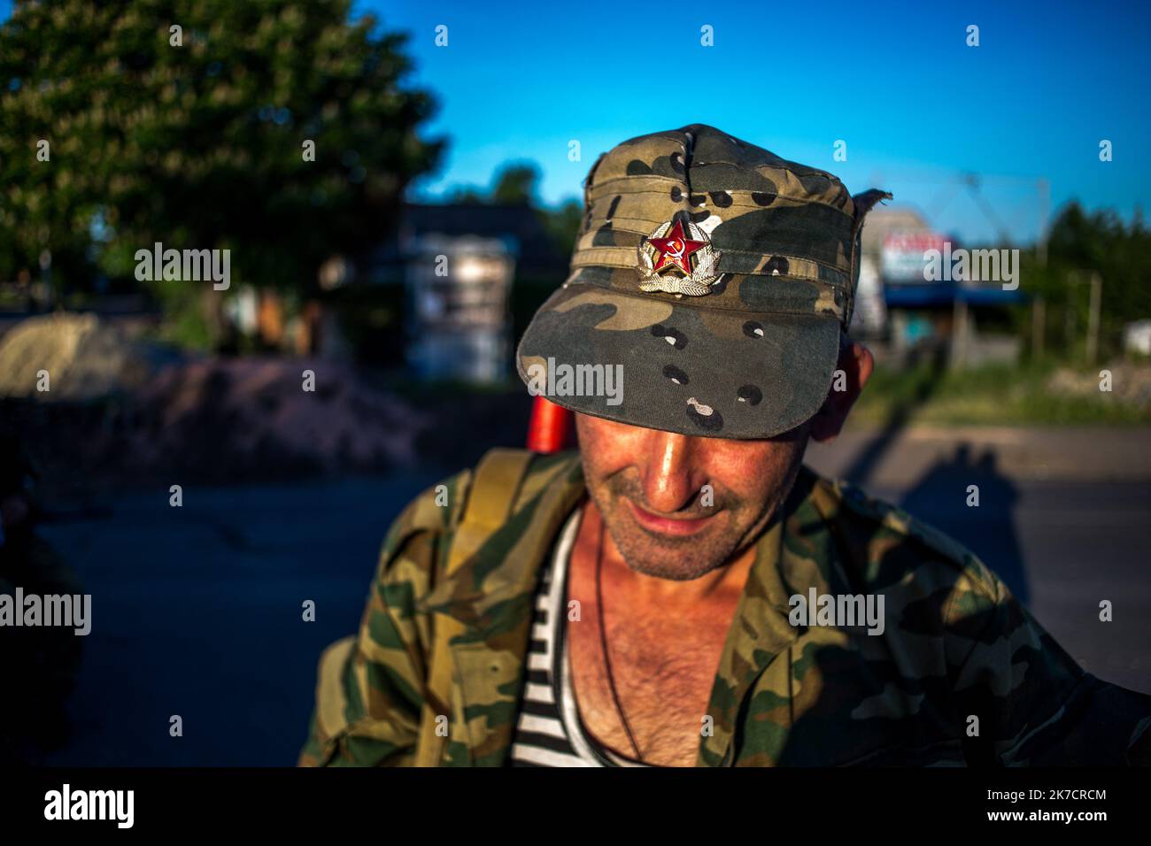 ©Michael Bunel / Le Pictorium/MAXPPP - Michael Bunel / Le Pictorium - 21/05/2014 - Ukraine / Donbass / slaviansk - UN soldat separatiste rejoint sa Position sur la Block post tout proche de Slaviansk. Apres la Revolution de l'Euromaidan a l'hiver 2013 a Kiew, puis l'annexion de la Crimee en Mars par la Russie, c'est au Tour de l'Oblast du Donbass dans l'est de l'Ukraine de sombrer dans un Chaos opposant le nouveau gouvernement de Kiew et les separatistes pro-russes. 20 Mai 2014. Slawiansk. Ukraine. / 21/05/2014 - Ukraine / Donbass / slaviansk - Ein separatistischer Soldat tritt an die BL Stockfoto