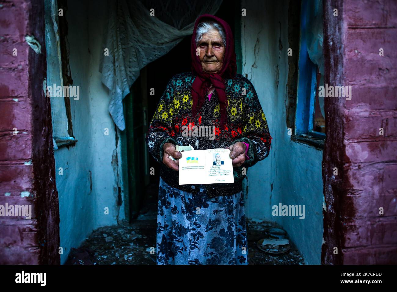 ©Michael Bunel / Le Pictorium/MAXPPP - Michael Bunel / Le Pictorium - 22/05/2014 - Ukraine / Donbass - Patskan Zianida Vasilivna, une personne agee de 70 ans montre son passeport ukrainien sur le pas de la porte de sa maison detruite. Celle CI a recu un un tir d artillerie lourde de l armee ukrainienne. / 22/05/2014 - Ukraine / Donbass - Patskan Zianida Vasilivna, eine 70-jährige Person, zeigt ihren ukrainischen Pass vor der Haustür ihres zerstörten Hauses. Das Haus wurde von schweren Artilleriebüschen der ukrainischen Armee getroffen. Stockfoto