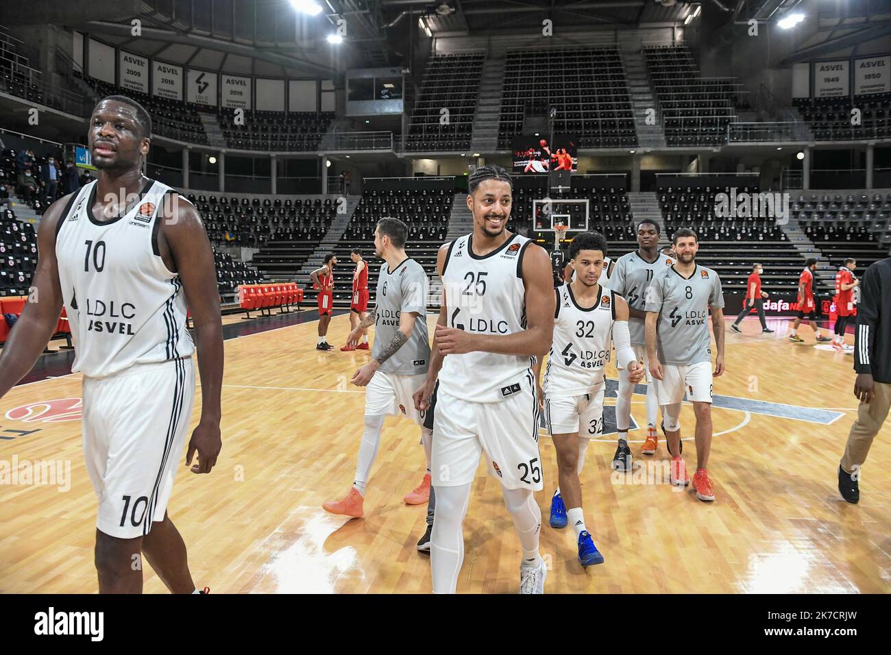 ©PHOTOPQR/LE PROGRES/Joël PHILIPPON - Villeurbanne 19/02/2021 - Asvel-Bayern München. Euroligue. 19 février 2021 -La joie des villeurbane nais au Coup de sifflet final. Stockfoto