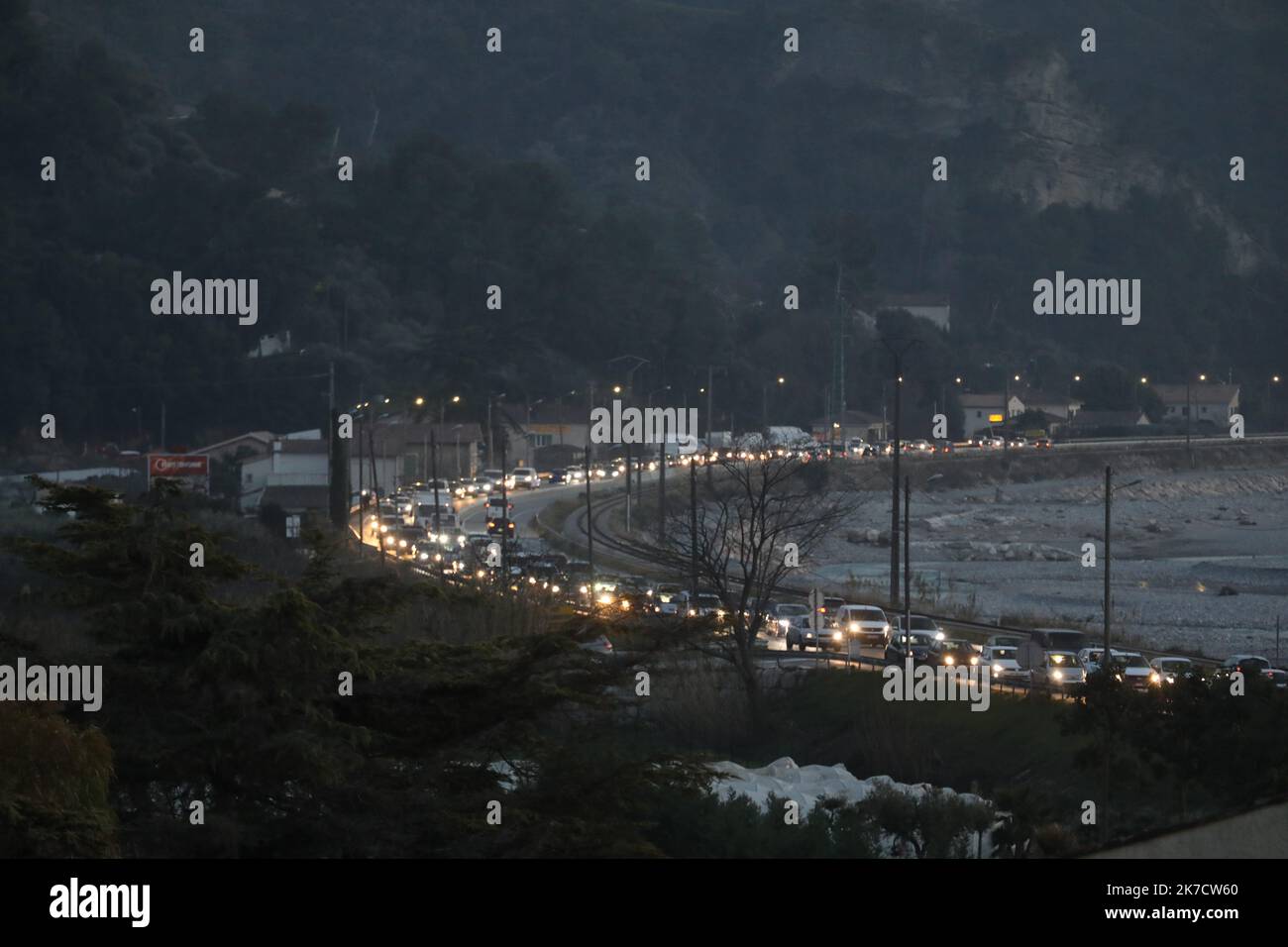 ©PHOTOPQR/NICE MATIN/Eric Ottino ; Castagniers ; 06 - 26/02/2021 ; Bouchon Route du Ski et pont de la Manda. Les habitants quittent le Littoral urbanisé où un confinement a été imposé du vendredi soir au lundi matin pour ralentir l'épidémie de covid-19 (ou 2e semaine des vacances scolaires) Castagniers, Frankreich, 26. 2021. februar Stau auf der Straße der Skistation und der Brücke von Manda. Die Bewohner verlassen die urbanisierte Küste, an der von Freitagabend bis Montagmorgen Eindämmungskapazitäten auferlegt wurden, um die Epidemie der Covid-19-Epidemie (oder 2. Wochen der Schulferien) zu verlangsamen. Stockfoto