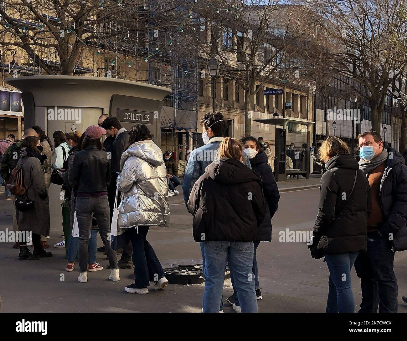 @ GG/Maxppp, France, Paris, 2021/02/27 Beau temps sur la capitale, Afffluence monstre dans le quartier du Marais. Suite à la fermeture des Bars et Restaurants, meme les toilettes publiques sont pries d'Assault. Gutes Wetter in der Hauptstadt, Monster Massen im Marais-Viertel. Nach der Schließung von Bars und Restaurants werden sogar öffentliche Toiletten im Sturm erobert. Stockfoto