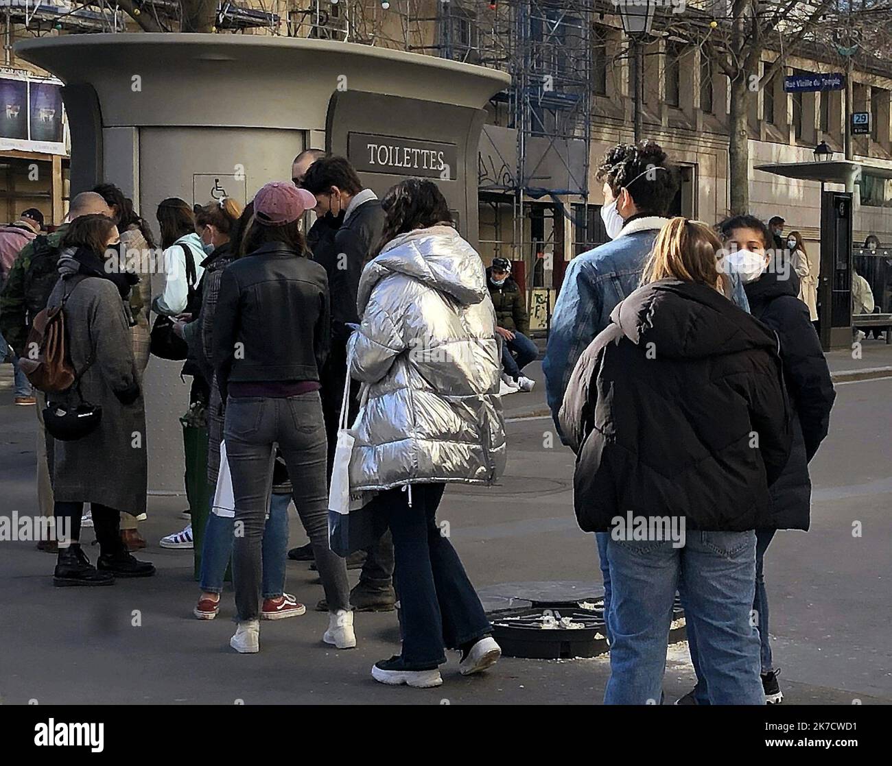 @ GG/Maxppp, France, Paris, 2021/02/27 Beau temps sur la capitale, Afffluence monstre dans le quartier du Marais. Suite à la fermeture des Bars et Restaurants, meme les toilettes publiques sont pries d'Assault. Gutes Wetter in der Hauptstadt, Monster Massen im Marais-Viertel. Nach der Schließung von Bars und Restaurants werden sogar öffentliche Toiletten im Sturm erobert. Stockfoto