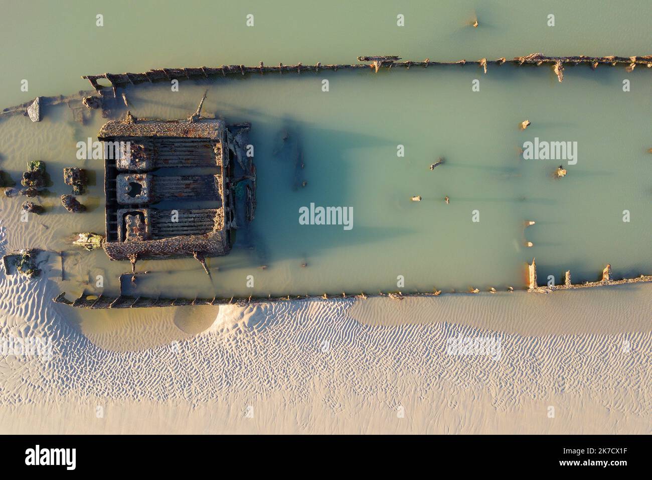 ©PHOTOPQR/VOIX DU Nord/Johan BEN AZZOUZ ; 01/03/2021 ; Tardinghen, le 1 mars 2021. Epave du Lord Gray sur la Plage du Châtelet. L'ancien chalutier britannique de 37 m, avait été réquisitionné par l’armée britannique lors de la première guerre mondiale pour servir de navire démineur. Il s'est echoué lors d'une Tempête en 1917. après plus de 104 ans, l'épave du Lord Grey est visible lors des grandes marées, comme c'était le cas ce lundi matin vers 8h30 avec un coefficient de 104. FOTO JOHAN BEN AZZOUZ LA VOIX DU Nord - FRANKREICH Calais (62), 1. März 2021 Opal Coast, Great site of the two capes, Stockfoto