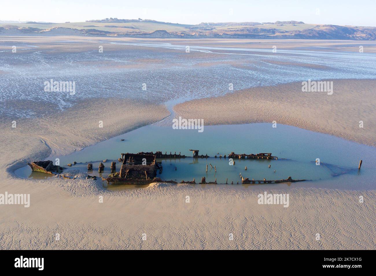 ©PHOTOPQR/VOIX DU Nord/Johan BEN AZZOUZ ; 01/03/2021 ; Tardinghen, le 1 mars 2021. Epave du Lord Gray sur la Plage du Châtelet. L'ancien chalutier britannique de 37 m, avait été réquisitionné par l’armée britannique lors de la première guerre mondiale pour servir de navire démineur. Il s'est echoué lors d'une Tempête en 1917. après plus de 104 ans, l'épave du Lord Grey est visible lors des grandes marées, comme c'était le cas ce lundi matin vers 8h30 avec un coefficient de 104. FOTO JOHAN BEN AZZOUZ LA VOIX DU Nord - FRANKREICH Calais (62), 1. März 2021 Opal Coast, Great site of the two capes, Stockfoto