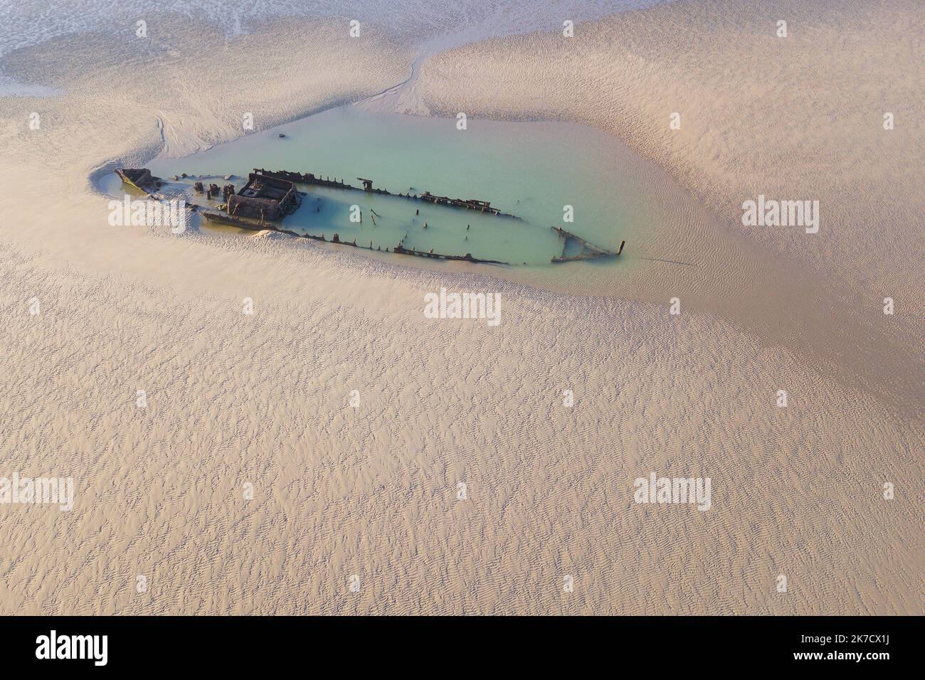 ©PHOTOPQR/VOIX DU Nord/Johan BEN AZZOUZ ; 01/03/2021 ; Tardinghen, le 1 mars 2021. Epave du Lord Gray sur la Plage du Châtelet. L'ancien chalutier britannique de 37 m, avait été réquisitionné par l’armée britannique lors de la première guerre mondiale pour servir de navire démineur. Il s'est echoué lors d'une Tempête en 1917. après plus de 104 ans, l'épave du Lord Grey est visible lors des grandes marées, comme c'était le cas ce lundi matin vers 8h30 avec un coefficient de 104. FOTO JOHAN BEN AZZOUZ LA VOIX DU Nord - FRANKREICH Calais (62), 1. März 2021 Opal Coast, Great site of the two capes, Stockfoto