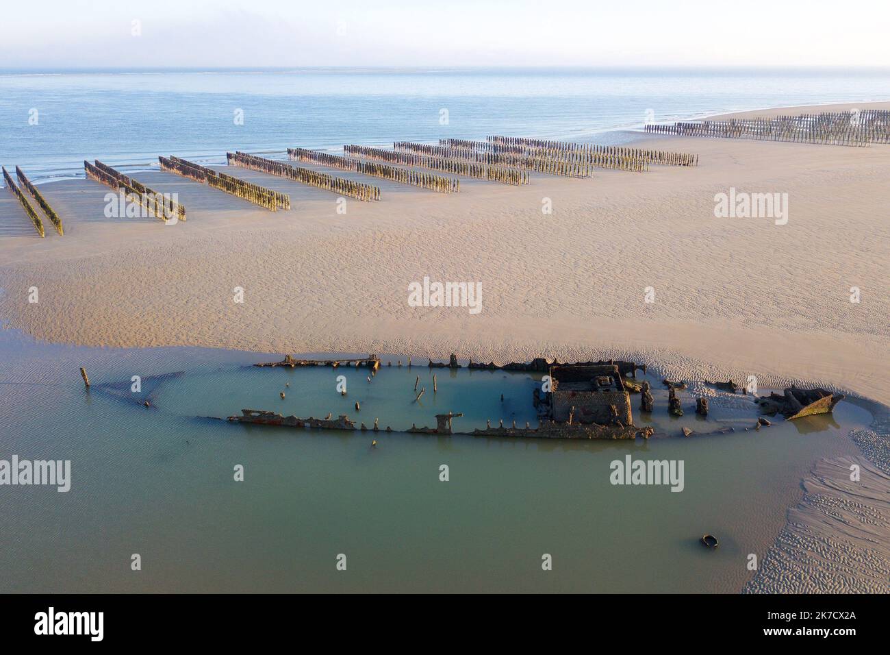 ©PHOTOPQR/VOIX DU Nord/Johan BEN AZZOUZ ; 01/03/2021 ; Tardinghen, le 1 mars 2021. Epave du Lord Gray sur la Plage du Châtelet. L'ancien chalutier britannique de 37 m, avait été réquisitionné par l’armée britannique lors de la première guerre mondiale pour servir de navire démineur. Il s'est echoué lors d'une Tempête en 1917. après plus de 104 ans, l'épave du Lord Grey est visible lors des grandes marées, comme c'était le cas ce lundi matin vers 8h30 avec un coefficient de 104. FOTO JOHAN BEN AZZOUZ LA VOIX DU Nord - FRANKREICH Calais (62), 1. März 2021 Opal Coast, Great site of the two capes, Stockfoto