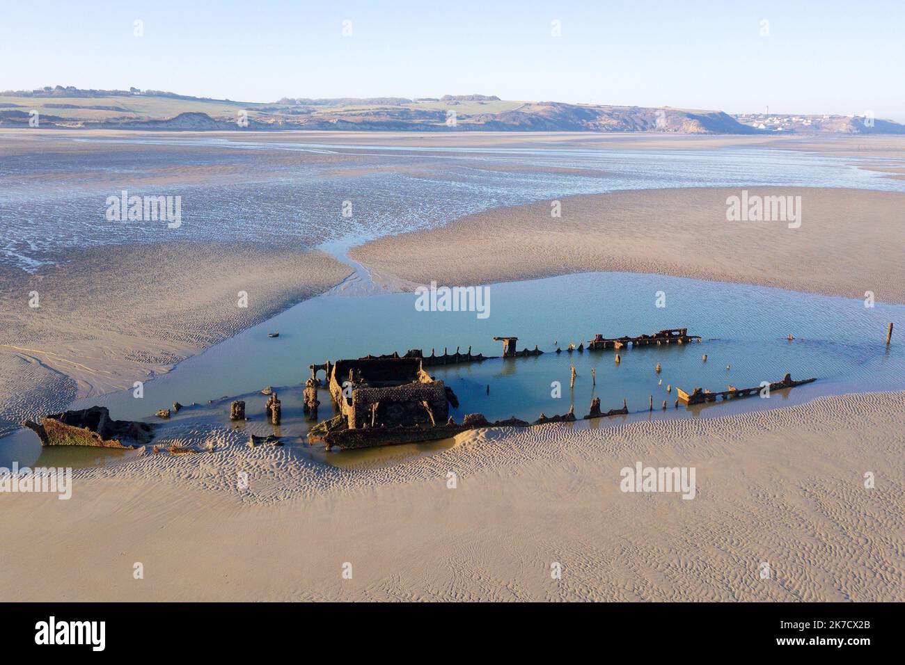 ©PHOTOPQR/VOIX DU Nord/Johan BEN AZZOUZ ; 01/03/2021 ; Tardinghen, le 1 mars 2021. Epave du Lord Gray sur la Plage du Châtelet. L'ancien chalutier britannique de 37 m, avait été réquisitionné par l’armée britannique lors de la première guerre mondiale pour servir de navire démineur. Il s'est echoué lors d'une Tempête en 1917. après plus de 104 ans, l'épave du Lord Grey est visible lors des grandes marées, comme c'était le cas ce lundi matin vers 8h30 avec un coefficient de 104. FOTO JOHAN BEN AZZOUZ LA VOIX DU Nord - FRANKREICH Calais (62), 1. März 2021 Opal Coast, Great site of the two capes, Stockfoto