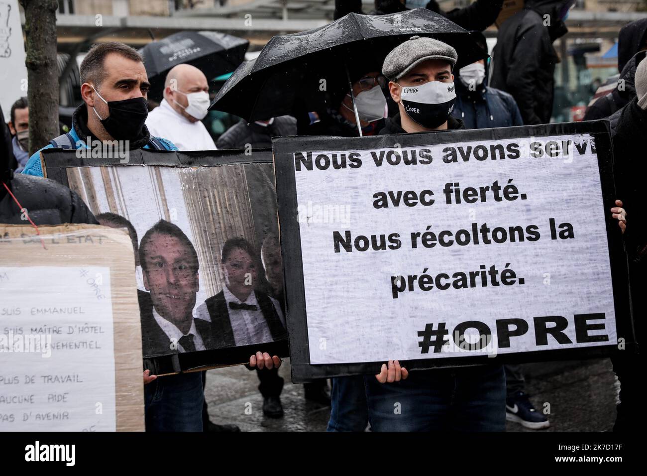 ©THOMAS PADILLA/MAXPPP - 16/03/2021 ; PARIS , FRANCE; RASSEMBLEMENT A L' APPEL DU COLLECTIF PRESTATAIRES FOIRES ET SALONS ET DU BUREAU DES INTERMITTENTS DE L' EVENEMENTIEL, POUR MARQUER UN AN D' ARRET D' ACTIVITE DANS CE SECTEUR ET RECLAMER DES AIDES, PORTE DE VERSAILLES. Erster Jahrestag des Endes der Messen Paris 16. März 2021 Stockfoto