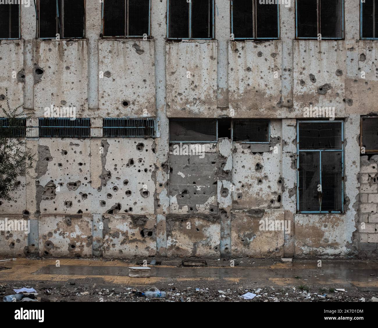 ©Chloe Sharrock / Le Pictorium/MAXPPP - Chloe Sharrock / Le Pictorium - 4/3/2021 - Syrie / Syrie du nord / Raqqa - Hopital National dans le Centre ville de Raqqa. Dix ans apres le Debut du conflit Syrien, la ville se trouve a 80% detruite notammment apres les bombardements de la Coalition internationale pour reprendre la ville au groupe Etat Islamique (Daesh) qui en a fait la capitale de son califat. / 4/3/2021 - Syrien / nordsyrien / Raqqa - Nationales Krankenhaus im Stadtzentrum von Raqqa. Zehn Jahre nach Beginn des Konflikts in Syrien bleibt die Stadt mit 80 % zerstört, insbesondere nach dem Krieg Stockfoto