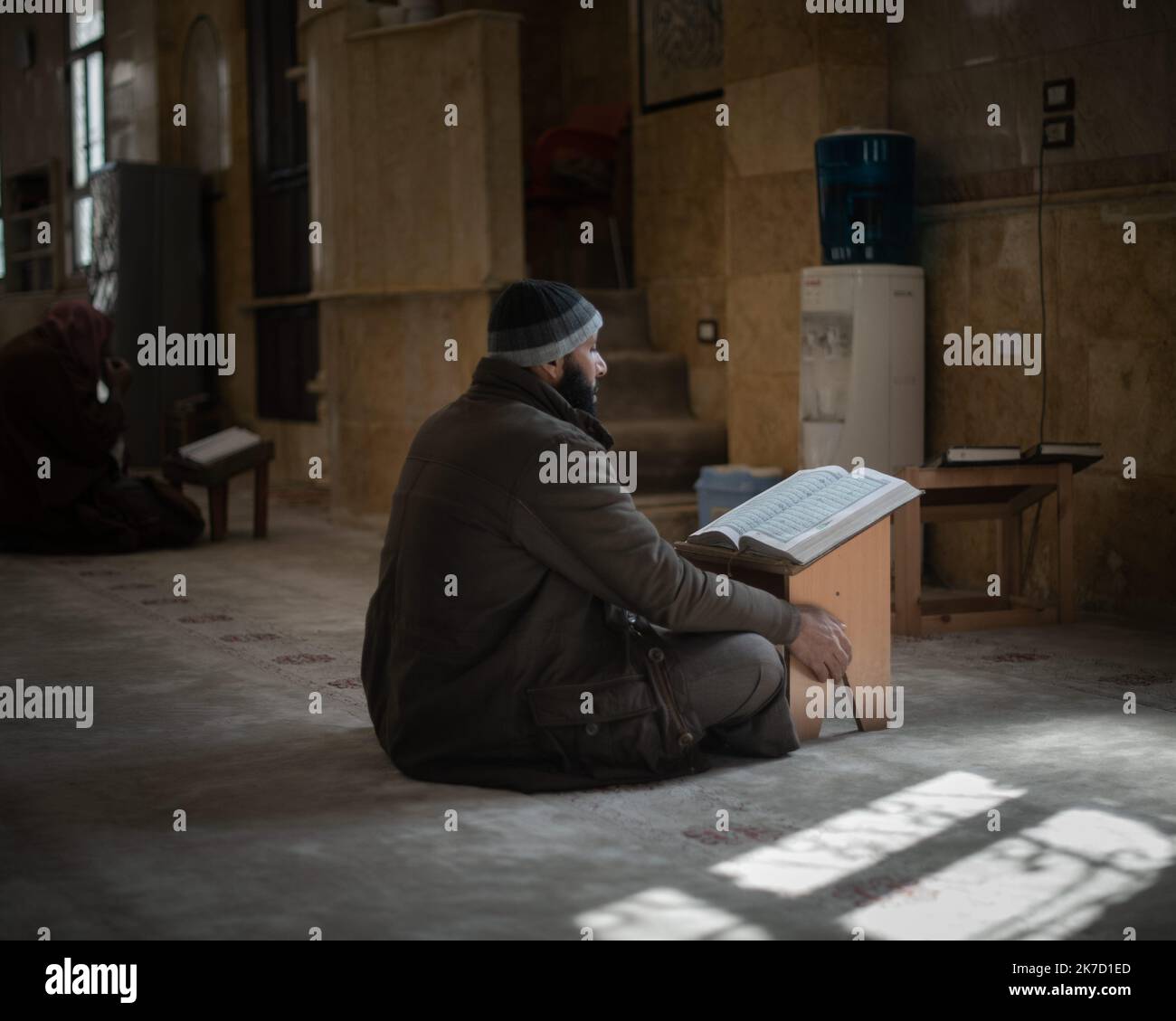 ©Chloe Sharrock / Le Pictorium/MAXPPP - Chloe Sharrock / Le Pictorium - 5/3/2021 - Syrie / Syrie du nord / Raqqa - UN homme prie dans la Mosquee Alfhazi dans un quartier populaire de Raqa. D'apres son muezzin, la mosquee serait encore frequentee par des sympathizants de l'Etat Islamique. / 5/3/2021 - Syrien / nordsyrien / Raqqa - Moschee von Al-Hazi in einem beliebten Viertel von Raqqa. Nach Angaben des Muezzins haben einige Anhänger der Moschee noch immer Verbindungen zum islamischen Staat Stockfoto