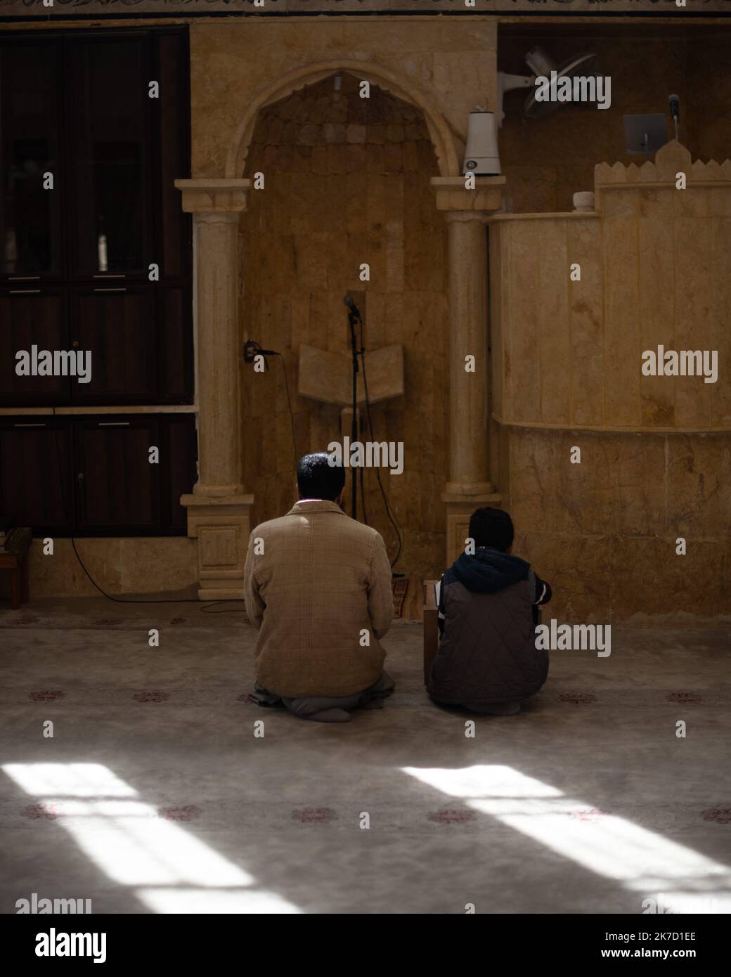 ©Chloe Sharrock / Le Pictorium/MAXPPP - Chloe Sharrock / Le Pictorium - 5/3/2021 - Syrie / Syrie du nord / Raqqa - UN homme prie dans la Mosquee Alfhazi dans un quartier populaire de Raqa. D'apres son muezzin, la mosquee serait encore frequentee par des sympathizants de l'Etat Islamique. / 5/3/2021 - Syrien / nordsyrien / Raqqa - Moschee von Al-Hazi in einem beliebten Viertel von Raqqa. Nach Angaben des Muezzins haben einige Anhänger der Moschee noch immer Verbindungen zum islamischen Staat Stockfoto