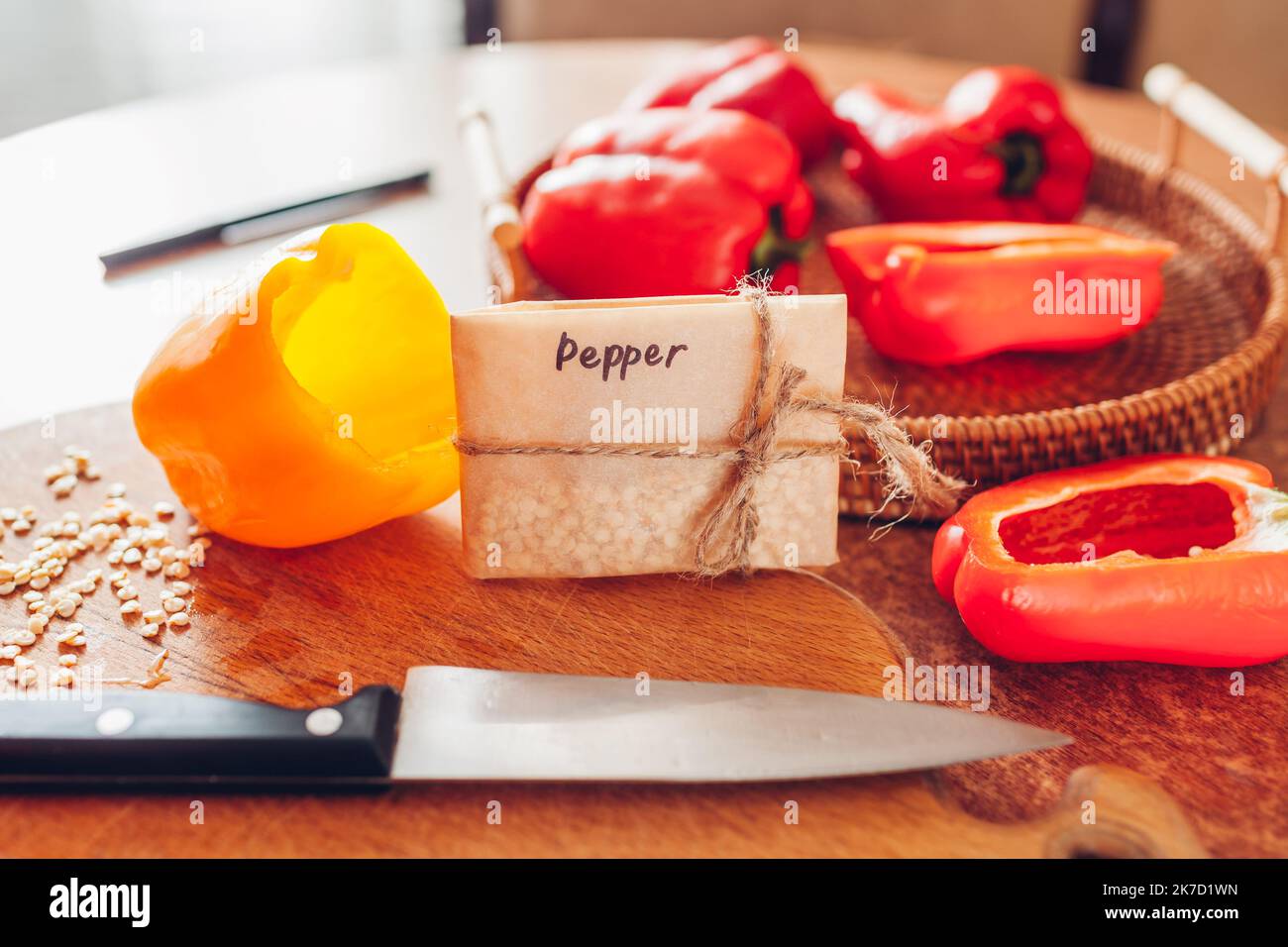 Nahaufnahme eines signierten Papierpakets mit gesammelten Samen von Paprika auf dem Tisch zu Hause. Speichern und Lagern Sie sie organisch verpackt in Papier. Propa Stockfoto