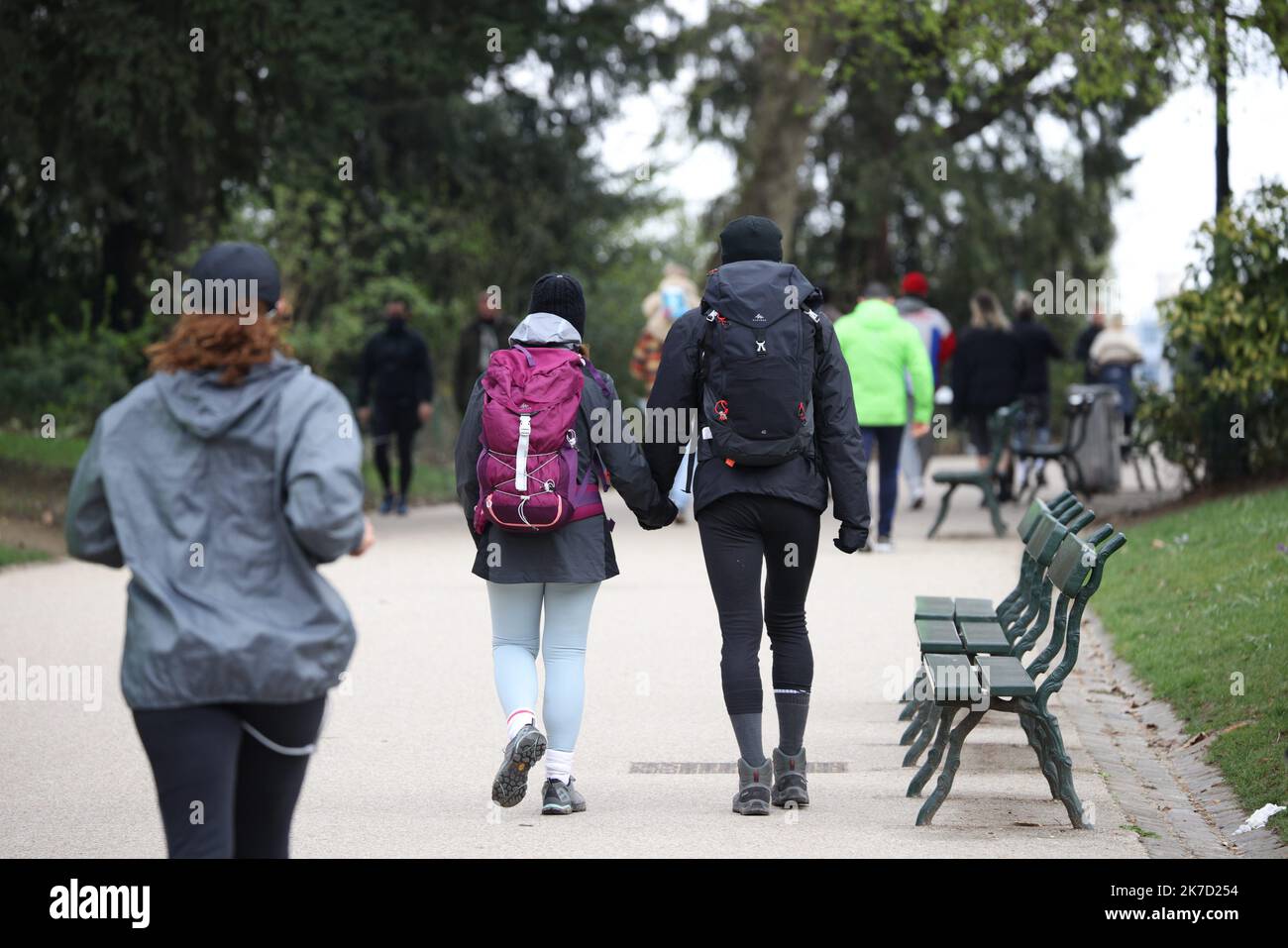 ©PHOTOPQR/LE PARISIEN/Olivier Arandel ; Paris ; 20/03/2021 ; Paris, France Samedi 20 mars 2021. Premier jour du 3eme confinement pour une Partie de la France. Entre autres, les déplacements en Ile-de-France sont limités à 10 kms autour de son lieu de résidence, Mais il n'y a pas de limitierung de durée. Le Parc des Buttes-Chaumont, à Paris XIXe. Promeneurs, randonneurs et sportifs sont de sortie malgré des temperatures fraïches. Erster Tag der neuen Sperrmaßnahmen in Paris, Frankreich, am 20. März 2021. Stockfoto