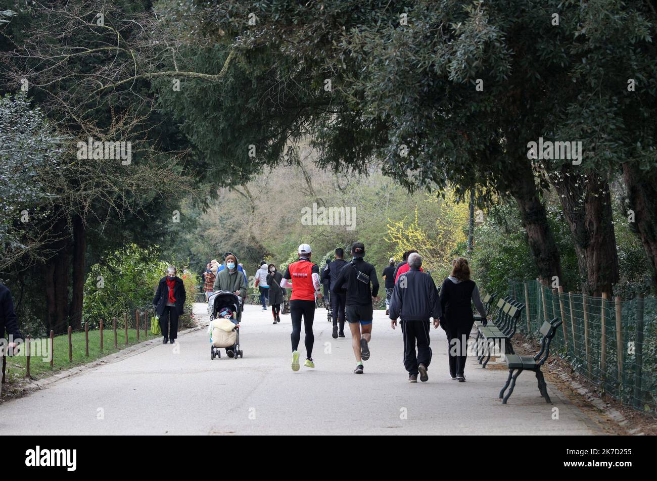 ©PHOTOPQR/LE PARISIEN/Olivier Arandel ; Paris ; 20/03/2021 ; Paris, France Samedi 20 mars 2021. Premier jour du 3eme confinement pour une Partie de la France. Entre autres, les déplacements en Ile-de-France sont limités à 10 kms autour de son lieu de résidence, Mais il n'y a pas de limitierung de durée. Le Parc des Buttes-Chaumont, à Paris XIXe. Promeneurs, randonneurs et sportifs sont de sortie malgré des temperatures fraïches. Erster Tag der neuen Sperrmaßnahmen in Paris, Frankreich, am 20. März 2021. Stockfoto