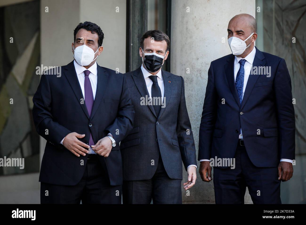 ©THOMAS PADILLA/MAXPPP - 23/03/2021 ; PARIS, FRANKREICH ; LE PRESIDENT DE LA REPUBLIQUE, EMMANUEL MACRON RECOIT LE PRESIDENT DU CONSEIL PRESIDENTIEL LYBIEN, MOHAMED EL MENFI ET LE VICE PRESIDENT DU CONSEIL PRESIDENTIEL LIBYEN, MOUSSA AL KONI AU PALAIS DE L' ELYSEE. Der französische Präsident Emmanuel Macron empfängt am 22. März 2021 den Vorsitzenden des libyschen Präsidialrats Mohammad Menfi und den Vizepräsidenten des libyschen Präsidialrats Moussa Al-Koni im Elysée-Palast in Paris. Stockfoto