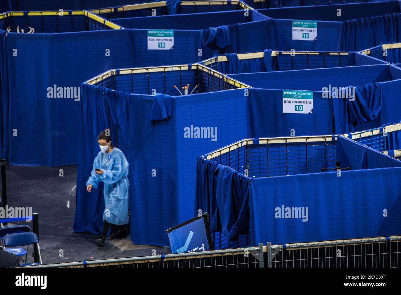 ©Christophe Petit Tesson/MAXPPP - 26/03/2021 ; MONTIGNY LE BRETONNEUX ; FRANKREICH - Une infirmiere devant les boxes du velodrome de Saint Quentin transforme en Centre de Vaccination pour les personne age de + 55 ans ou atteint de comorbidites. Blick auf das Impfzentrum Covid-19, das im nationalen Velodrom in Saint-Quentin-en-Yvelines in der Nähe von Paris eingerichtet wurde. Frankreich kündigte am 23. März an, seine Strategie zu ändern und auf eine Massenimpfung zu drängen, die aufgrund der Zunahme von Coronavirus-Infektionen in Nordfrankreich und der Region Paris verursacht wurde. Stockfoto