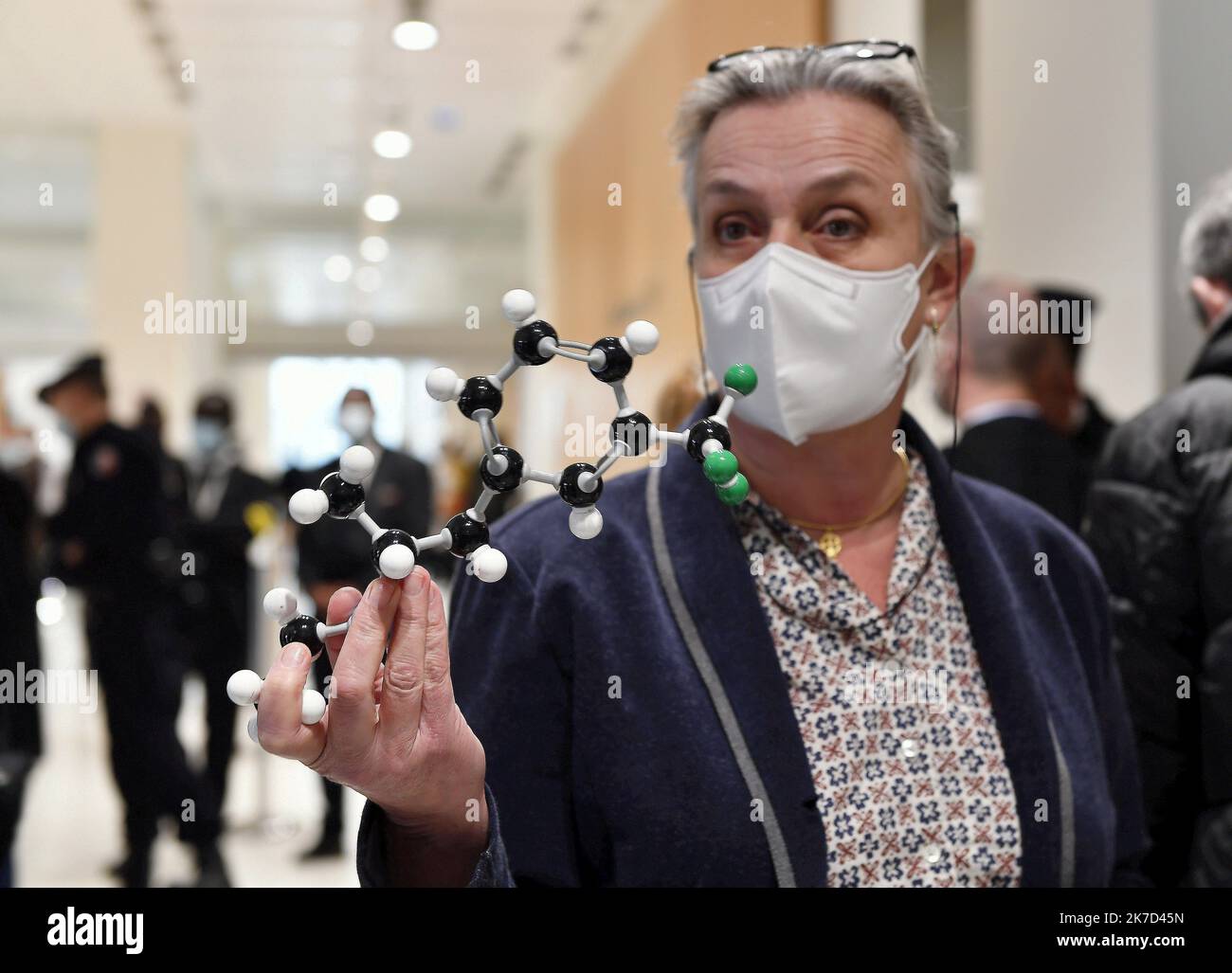 ©PHOTOPQR/OUEST FRANCE/Vincent MOUCHEL ; PARIS ; 29/03/2021 ; Irène Frachon pneumologue brestoise au Tribunal coorctionnel de Paris dans l'attente du jugemnt ic avec les parties civiles et montrant une molécule Paris März 29 2021 der Mediator Health scandal Trial Stockfoto