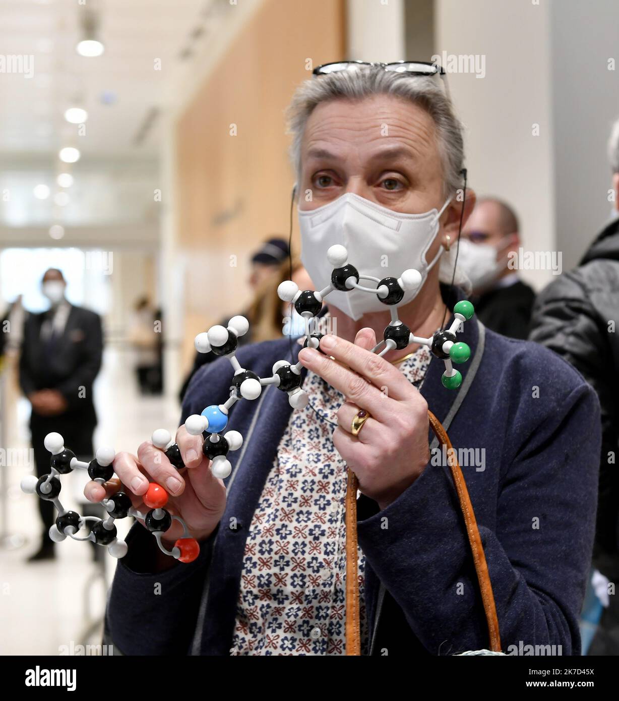 ©PHOTOPQR/OUEST FRANCE/Vincent MOUCHEL ; PARIS ; 29/03/2021 ; Irène Frachon pneumologue brestoise au Tribunal coorctionnel de Paris dans l'attente du jugemnt ic avec les parties civiles et montrant une molécule Paris März 29 2021 der Mediator Health scandal Trial Stockfoto