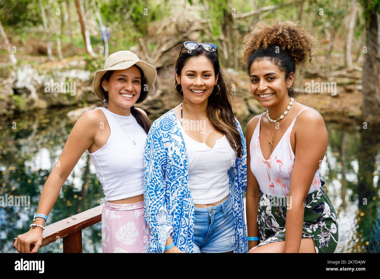 2022.10.07 Dominikanische Republik Punta Cana. Schöne, vielfältige lateinamerikanische Frauen. Stockfoto