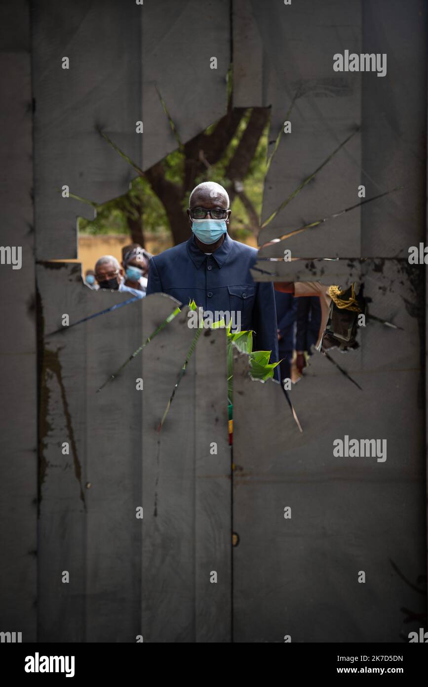 ©Nicolas Remene / Le Pictorium/MAXPPP - Nicolas Remene / Le Pictorium - 1/4/2021 - Mali / District de Bamako / Bamako - Le President de la Transition et Chef d'Etat du Mali, Monsieur Bah N'Daw, se recueille devant la stele inauguree en Hommage aux victimes du terrorisme au Mali lors d'une ememoration au Musee National a Bamako, le 1er avril 2021. Cette memoration s'inscrit dans la continuite de la Ceremonie de remise de l'Euro symbolique au Mali et a la Communaute Internationale organizee conjointement par le Gouvernement du Mali et le Fonds au Profit des victimes pres la Cour Penale Inte Stockfoto