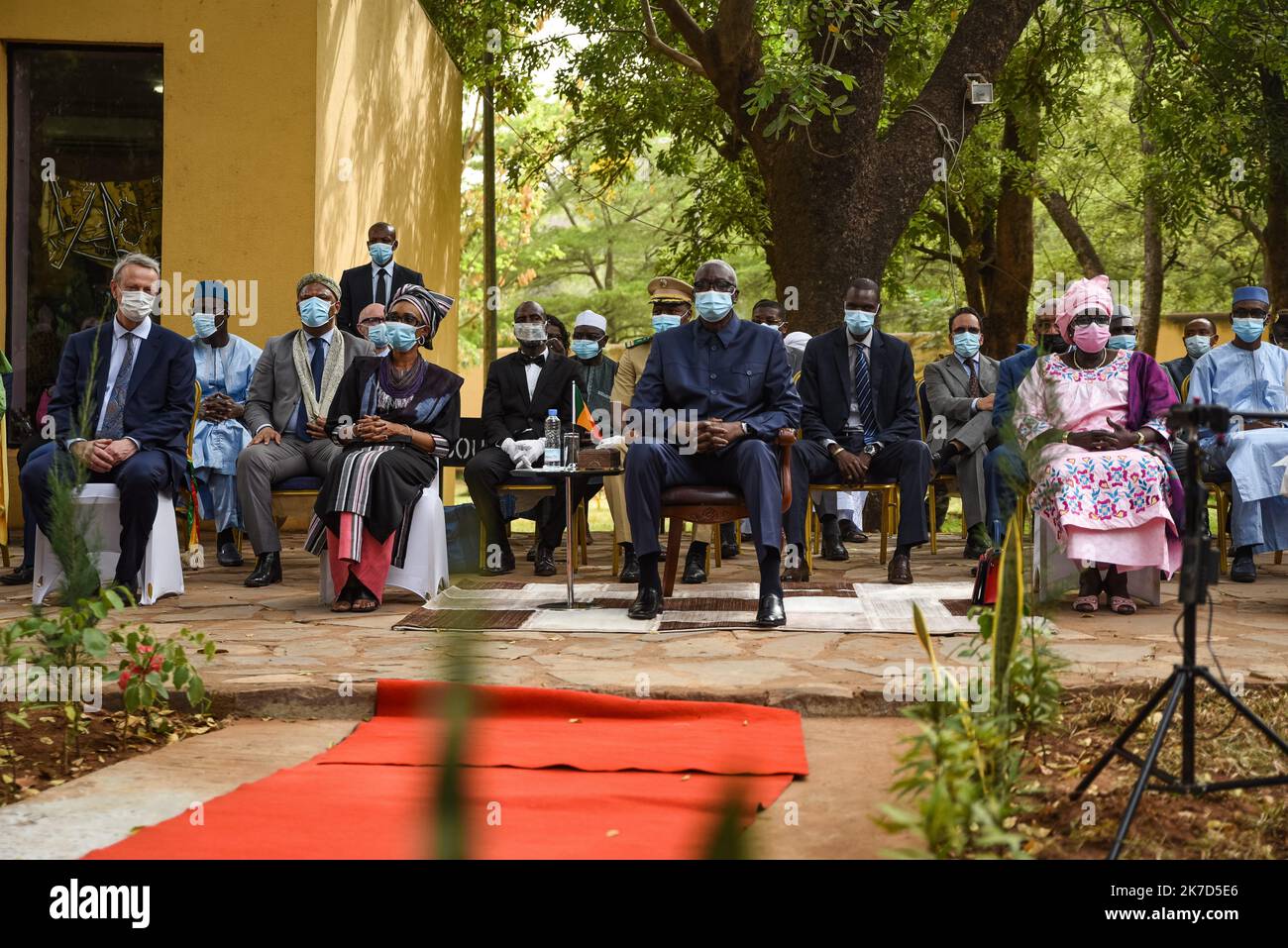 ©Nicolas Remene / Le Pictorium/MAXPPP - Nicolas Remene / Le Pictorium - 1/4/2021 - Mali / District de Bamako / Bamako - Le President de la Transition et Chef d'Etat du Mali, Monsieur Bah N'Daw lors d'une Gedenkfeier in Hommage aux victimes du terrorisme au Mali au Musee National a Bamako, le 1er avril 2021. Cette memoration s'inscrit dans la continuite de la Ceremonie de remise de l'Euro symbolique au Mali et a la Communaute Internationale organizee conjointement par le Gouvernement du Mali et le Fonds au Profit des victimes pres la Cour Penale Internationale le 30 mars 2021 a Bamako. Au Stockfoto