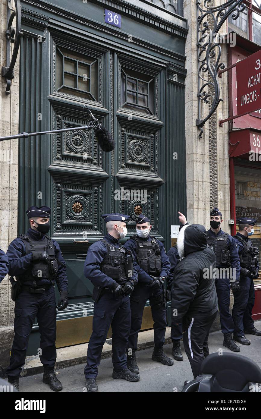 ©Sebastien Muylaert/MAXPPP - des Policiers et des gilets jaunes devant le palais Vivienne, propriété de Pierre Jean Chalençon, apres l'Appel sur les reseaux sociaux a participer a un Aperitif devant le palais, Suite aux rumeurs de Diners clandestins organizes par le proprietaire. Paris, 06.04.2021 Außenansicht der Wohnung des Palais Vivienne, im Besitz des französischen Sammlers Pierre-Jean Chalencon. Chalencon, wird für die Organisation von geheimen Abendessen in Paris verantwortlich gemacht, und der Pariser Staatsanwalt RemyHeitz eröffnete eine strafrechtliche Untersuchung wegen angeblicher Abendessen, die während der Pandemie verboten wurden. Stockfoto