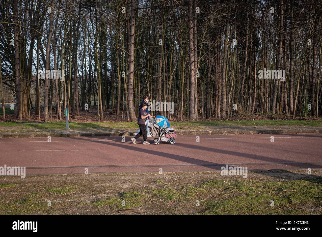 ©Olivier Donnars / Le Pictorium/MAXPPP - Olivier Donnars / Le Pictorium - 24/3/2021 - Frankreich / Ile-de-France - Parc departemental Georges-Valbon (La Courneuve 93), 3e plus Grand espace vert de la Region parisienne. Les Jeux olympiques 2024 fragt nach Habitants de seine-Saint-Denis (93). Des collectifs denoncent une Acceleration des projeets de Destruction, de Pollution, d'expriction et de speculation immobiliere pour des projeets d'eco-quartier qui ne profiteront pas aux habitants du Departement. Notamiment, la construction du Village des Medias sur l'ancien espace qui accueillait chaque Stockfoto