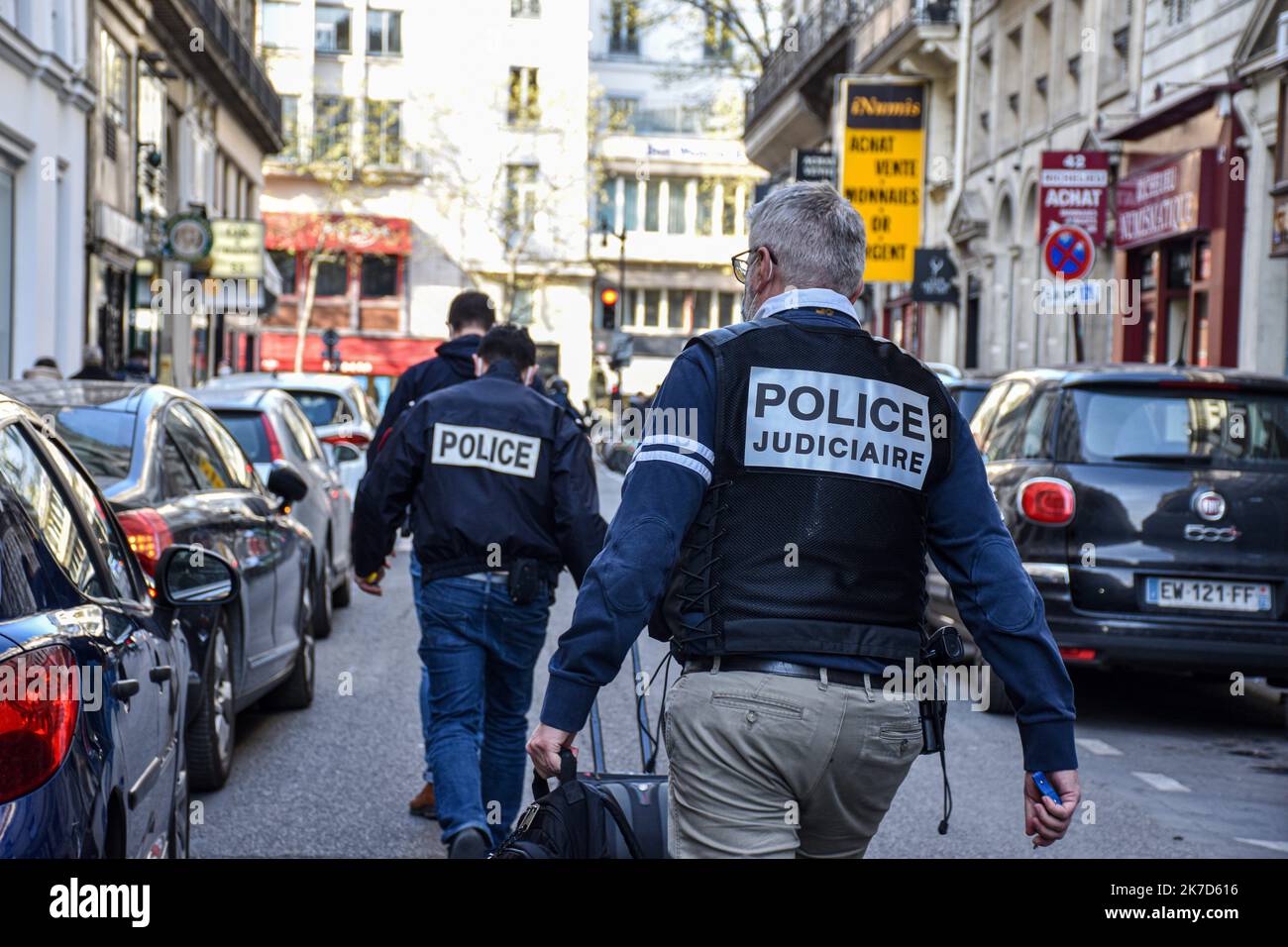 ©Florian Poitout / Le Pictorium/MAXPPP - Florian Poitout / Le Pictorium - 08/04/2021 - Frankreich / Paris - La Police a procede a une perquisition au Palais Vivienne du collectionneur Pierre-Jean Chalencon. Il est soupconne d'y avoir organize des Diners clandestins. / 08/04/2021 - Frankreich / Paris - die Polizei durchsuchte das Palais Vivienne des Sammlers Pierre-Jean Chalencon. Er wird verdächtigt, dort geheime Abendessen organisiert zu haben. Stockfoto