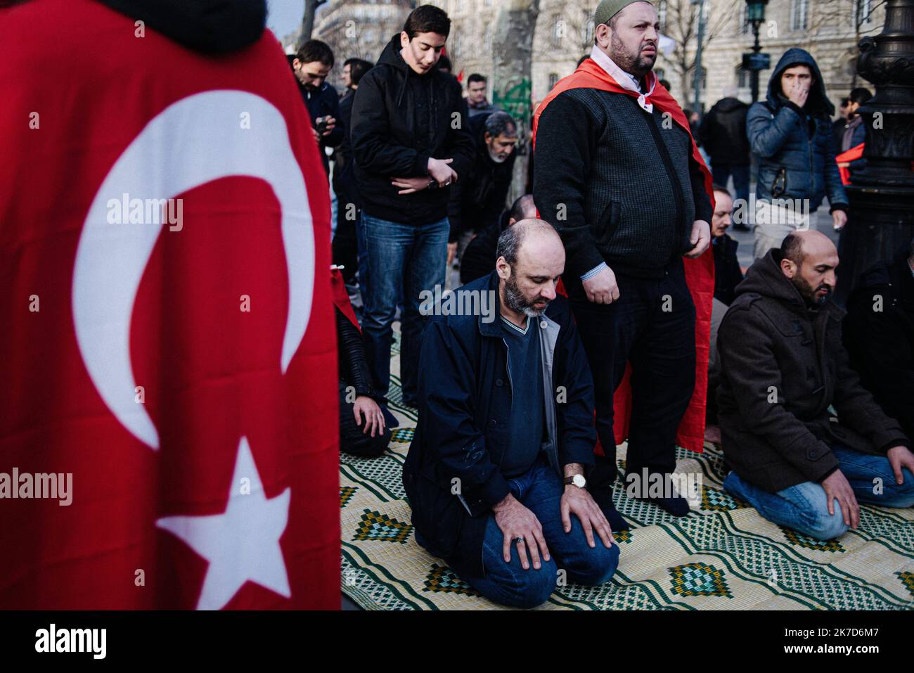 ©Jan Schmidt-Whitley/Le Pictorium/MAXPPP - Jan Schmidt-Whitley/Le Pictorium - 17/12/2016 - Frankreich / Ile-de-France / Paris - Rassemblement du Mili Gorus a Paris pour montrer leur Opposition a la guerre en Syrie. 17. Dezember 2016 : A l'Appel de la Confederation Islamique du Milli Gorus (CIMG), une organization islamique turque implantee en Europe, plusieurs centaines de personnes ont Manifest place de la Republique pour protester contre la guerre en Syrie aux cris de -Debout Pour Alep-. Paris (75), Frankreich. / 17/12/2016 - Frankreich / Ile-de-France (Region) / Paris - Mili Gorus Rallye in Paris zu Sh Stockfoto