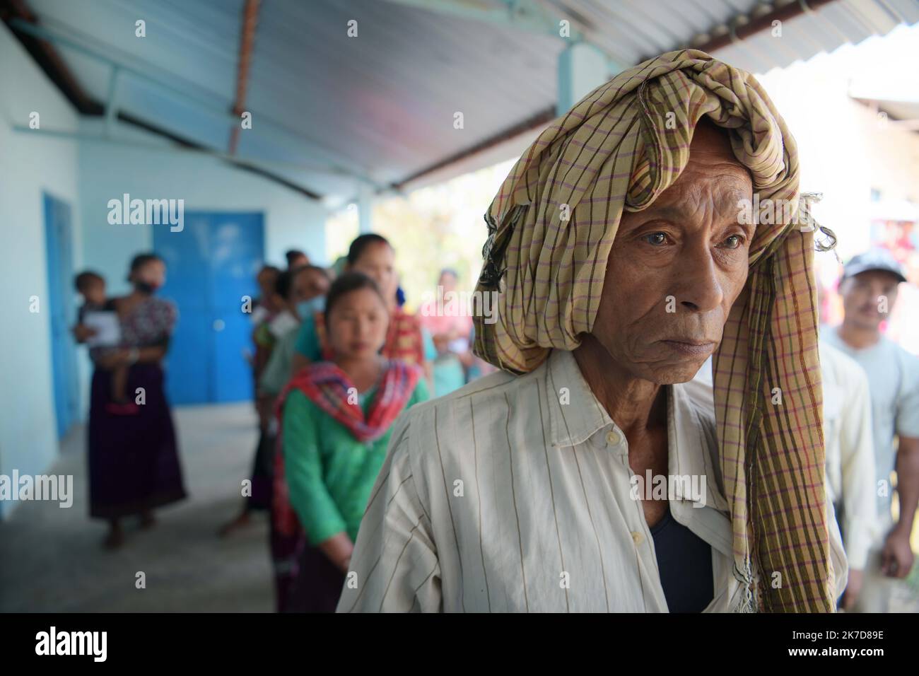 ©Abhisek Saha / Le Pictorium/MAXPPP - Abhisek Saha / Le Pictorium - 6/4/2021 - Inde / Tripura / Agartala - Les gens font la queue pour voter pour les elections du TTAADC a la peritererie d'Agartala. / 6/4/2021 - Indien / Tripura / Agartala - Menschen stehen Schlange, um für TTADC-Wahlen am Stadtrand von Agartala zu stimmen Stockfoto