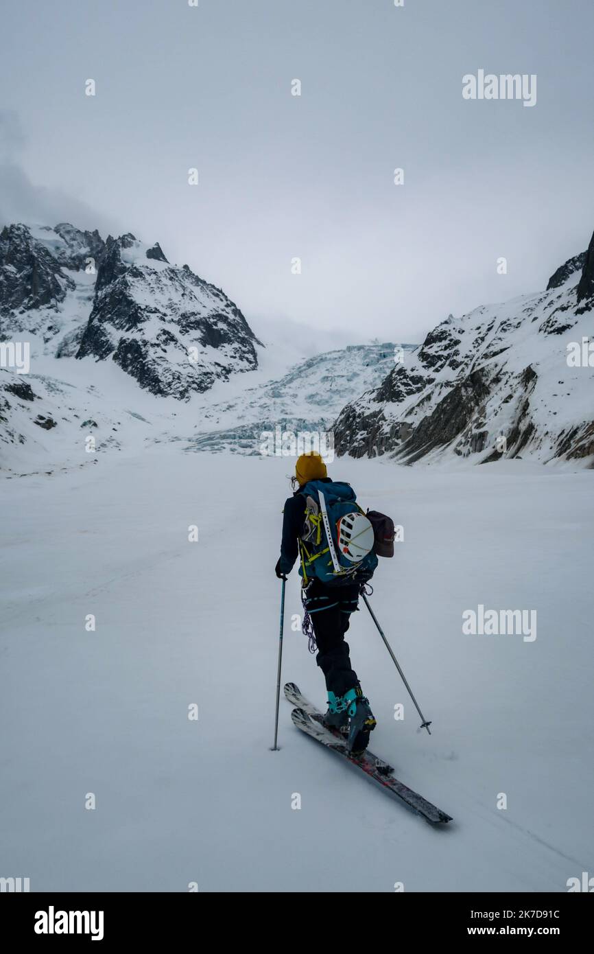 ©PHOTOPQR/LE DAUPHINE/Baptiste SAVIGNAC ; Chamonix-Mont-Blanc ; 14/04/2021 ; A cette Saison, sans le Petit train du Montenvers, ni le téléphérique de l'aiguille du Midi, rejoindre le Refuge du Requin depuis Chamonix nécessite de porter les Skis jusque sur la Mer de glace, qu'il faut ensuite remonter sur près de 8 kilomètres dans une Solitude absolue. - Chamonix Mont Blanc, französische Alpen, april 14. 2021 eine Nacht in der Hütte du Requin während der Haft . Berghütten dürfen nicht geöffnet werden, aber nur wenige sind es. Restriktive Maßnahmen werden zur Bekämpfung der Pandemie angewendet Stockfoto