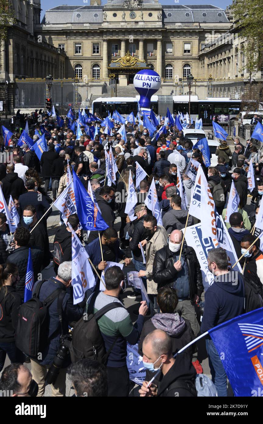 ©Julien Mattia / Le Pictorium/MAXPPP - Julien Mattia / Le Pictorium - 20/4/2021 - Frankreich / Ile-de-France / Paris - Les Syndicats de Police, SGP Police, Alliance, Et UNSA Police s'etaient donner Rendez-vous pour manifester devant le Tribunal de Paris contre les peines de pins qu'ils considerent legeres dans l'affaire de l'attaque de viry-chatillon, a Paris le 20 Avril 2021. / 20/4/2021 - Frankreich / Ile-de-France (Region) / Paris - die Polizeigewerkschaften, die Polizei der SGP, die Allianz und die Polizei der UNSA trafen sich, um vor dem Pariser Gericht gegen die Haftstrafen zu demonstrieren, die sie für Licht halten Stockfoto