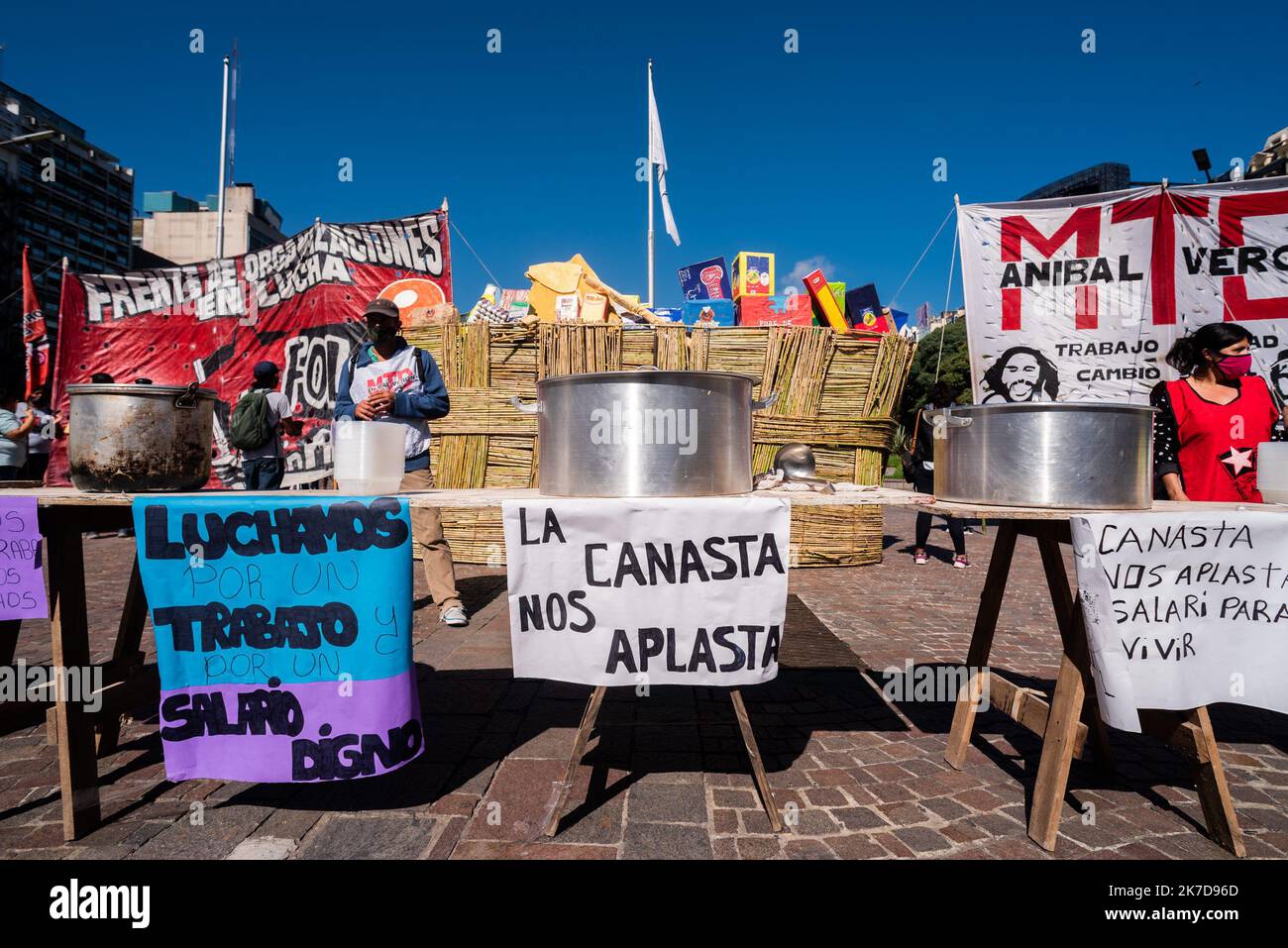 ©Alejo Manuel Avila/ Le Pictorium/MAXPPP - Alejo Manuel Avila/ Le Pictorium - 20/4/2021 - Argentinien / Buenos Aires - Les mouvements sociaux ont mene une campagne nationale -Polenta- contre la faim et les augmentations excessives du prix des aliments et du panier alimentaire de base. / 20/4/2021 - Argentinien / Buenos Aires - Soziale Bewegungen führten ein Nationales Polentazo gegen Hunger und übertriebene Erhöhungen der Lebensmittelpreise und des Grundnahrungskorbes durch Stockfoto