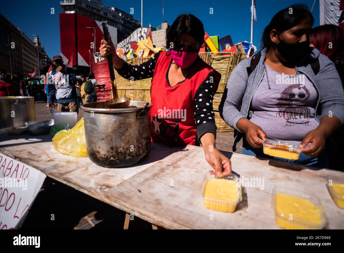 ©Alejo Manuel Avila/ Le Pictorium/MAXPPP - Alejo Manuel Avila/ Le Pictorium - 20/4/2021 - Argentinien / Buenos Aires - Les mouvements sociaux ont mene une campagne nationale -Polenta- contre la faim et les augmentations excessives du prix des aliments et du panier alimentaire de base. / 20/4/2021 - Argentinien / Buenos Aires - Soziale Bewegungen führten ein Nationales Polentazo gegen Hunger und übertriebene Erhöhungen der Lebensmittelpreise und des Grundnahrungskorbes durch Stockfoto