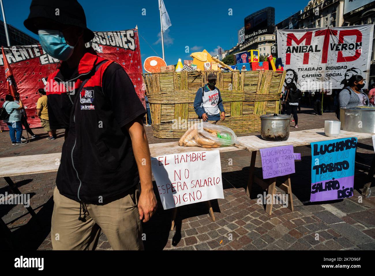 ©Alejo Manuel Avila/ Le Pictorium/MAXPPP - Alejo Manuel Avila/ Le Pictorium - 20/4/2021 - Argentinien / Buenos Aires - Les mouvements sociaux ont mene une campagne nationale -Polenta- contre la faim et les augmentations excessives du prix des aliments et du panier alimentaire de base. / 20/4/2021 - Argentinien / Buenos Aires - Soziale Bewegungen führten ein Nationales Polentazo gegen Hunger und übertriebene Erhöhungen der Lebensmittelpreise und des Grundnahrungskorbes durch Stockfoto