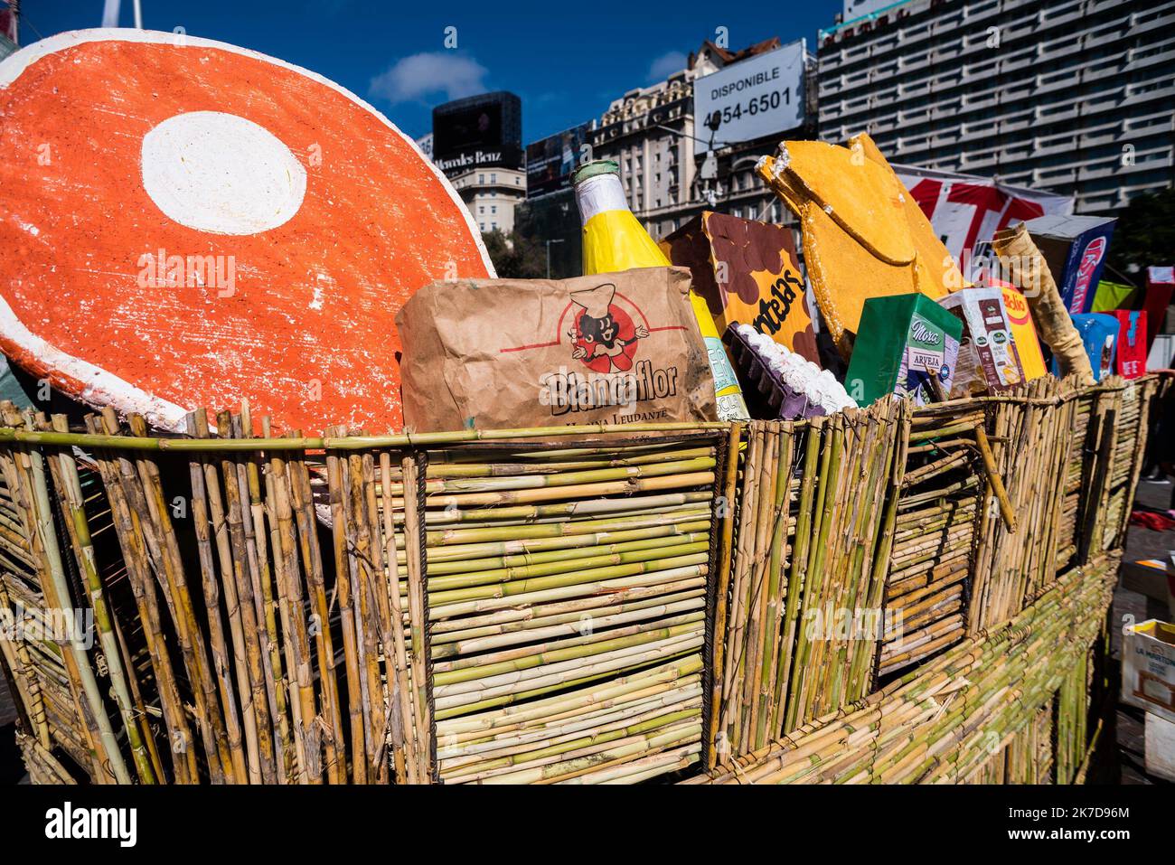 ©Alejo Manuel Avila/ Le Pictorium/MAXPPP - Alejo Manuel Avila/ Le Pictorium - 20/4/2021 - Argentinien / Buenos Aires - Les mouvements sociaux ont mene une campagne nationale -Polenta- contre la faim et les augmentations excessives du prix des aliments et du panier alimentaire de base. / 20/4/2021 - Argentinien / Buenos Aires - Soziale Bewegungen führten ein Nationales Polentazo gegen Hunger und übertriebene Erhöhungen der Lebensmittelpreise und des Grundnahrungskorbes durch Stockfoto