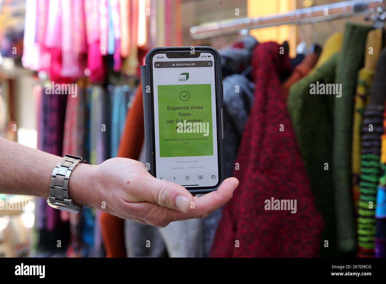 ©PHOTOPQR/L'ALSACE/Vanessa MEYER ; Stuttgart ; 21/04/2021 ; Le résultat d'un Test négatif s'affiche sur l'écran d'un Smartphone. Celui-CI permet aux habitants de faire du Shopping. La ville de Tübingen en a imaginé un projet pilote, unique en Allemagne qui grâce à un bracelet doté QRcode attestant d’un Test Covid négatif permet aux habitants de vivre presque normalement. Tubigen, Deutschland, april 21. 2021 die Stadt Tübingen hat ein in Deutschland einzigartiges Pilotprojekt entwickelt, das dank eines Armbandes mit einem QRcode, der einen negativen Covid-Test mit einer Gültigkeit von 24 Stunden bestätigt, den Bewohnern ein Leben ermöglicht Stockfoto