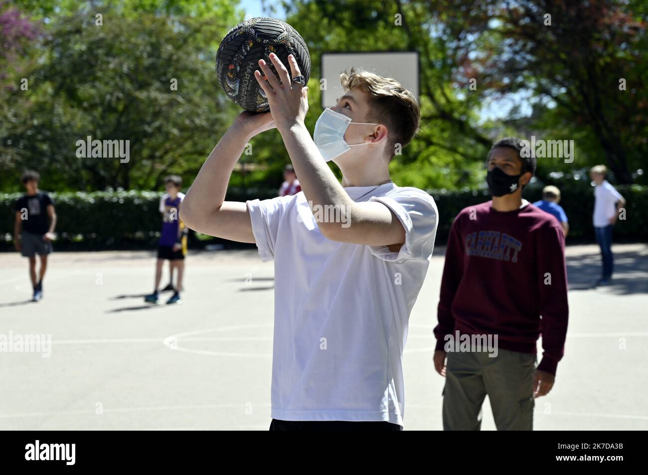 ©PHOTOPQR/L'EST REPUBLICAIN/ALEXANDRE MARCHI ; NANCY ; 25/04/2021 ; METEOROLOGIE - METEO - PRINTEMPS - BEAU TEMPS - CHALEUR - ACTIVITE DE PLEIN LUFT - KORBBALL - CRISE SANITAIRE. Parc Sainte-Marie, Nancy 25 April 2021. Des jeunes jouent au basket-Ball en portant des masques de Protection. FOTO Alexandre MARCHI. - 2021/04/25. Frühlingswetter in dieser Woche Stockfoto