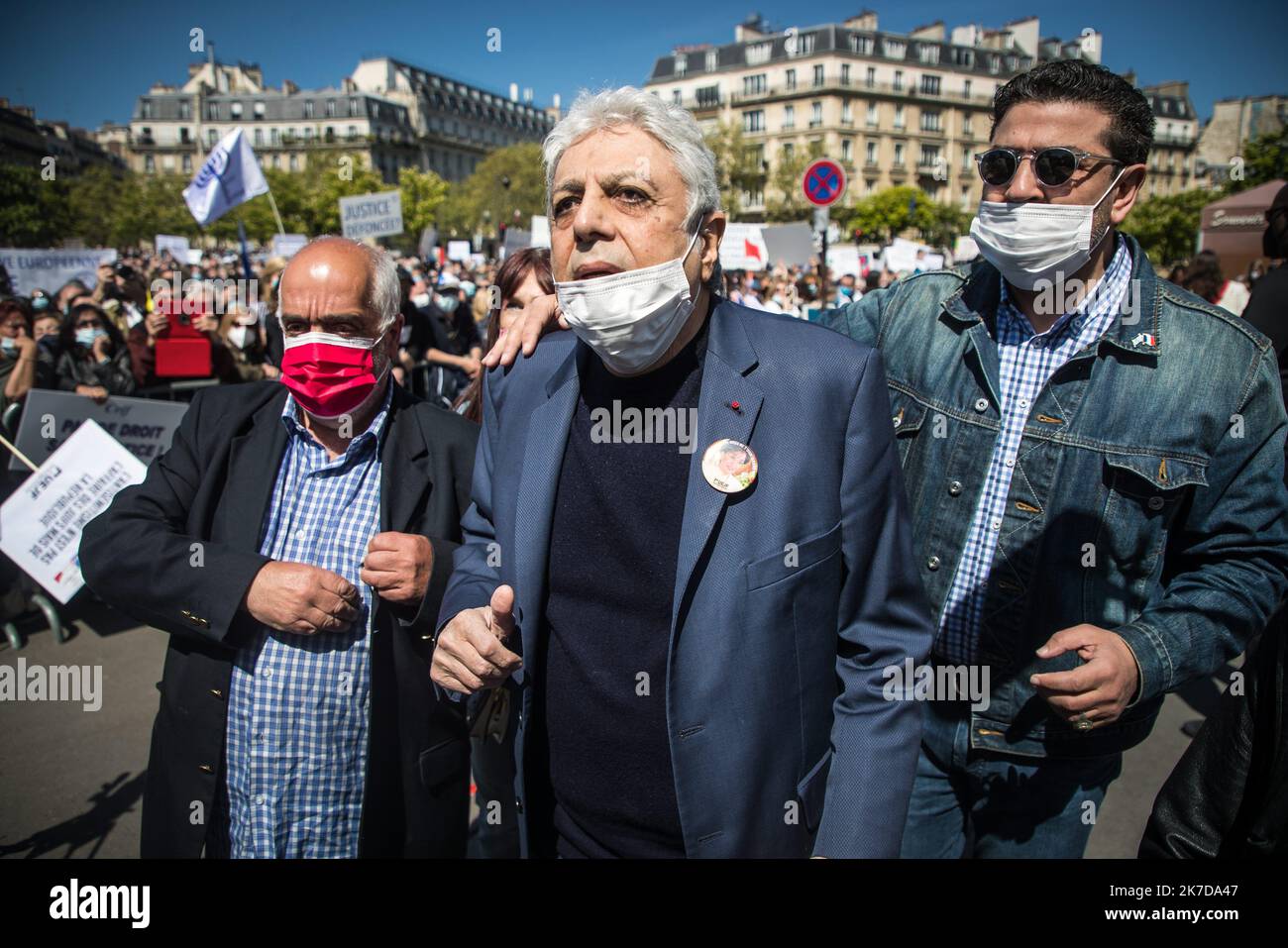 ©Christophe Petit Tesson/MAXPPP - 25/04/2021 ; PARIS ; FRANKREICH - Enrico Macias participne au assemblement a la memoire de Sarah Halimi, une Francaise de confession juive assasinee en 2017, sur la Place du Trocadero. La Cour de cassation a Statue que le meurtrier de Sarah Halimi n'etait pas penalement responsable et ne pouvait pas etre juge pour raisons medicales. Die Menschen versammeln sich zum Gedenken an Sarah Halimi, eine französische Frau jüdischen Glaubens, die 2017 getötet wurde. Diese Versammlung findet nach der Entscheidung des Kassationsgerichts statt, die entschied, dass der mutmaßliche Mörder der jüdischen Frau Sar Stockfoto